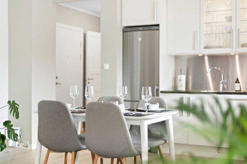 Spisebord ved kjøkken/stue. Galleribilde