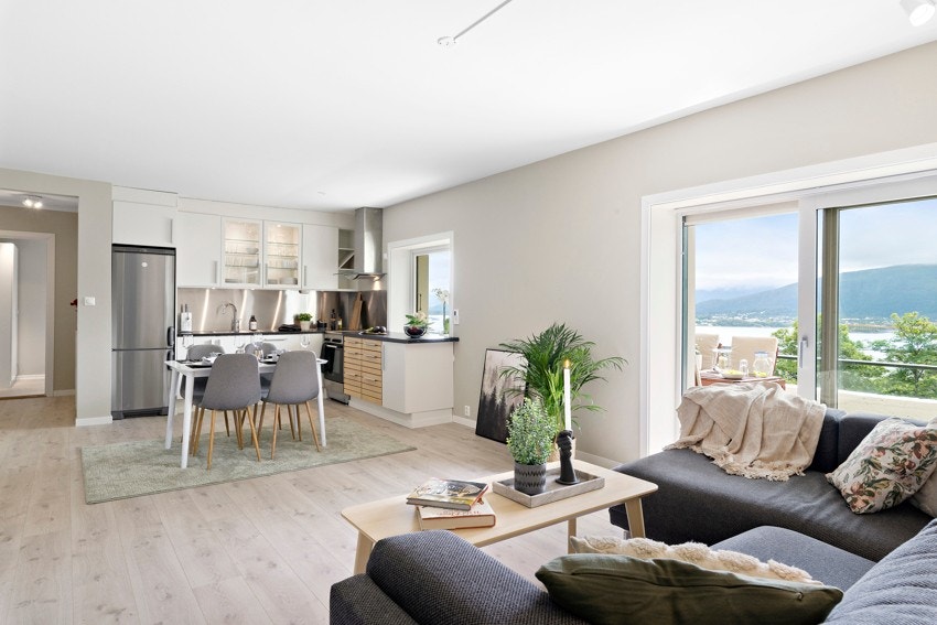 Romslig stue med åpen kjøkkenløsning. Galleribilde