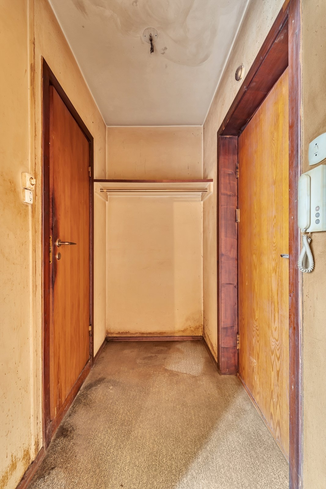 Entré med adkomst til bad og stue. Galleribilde