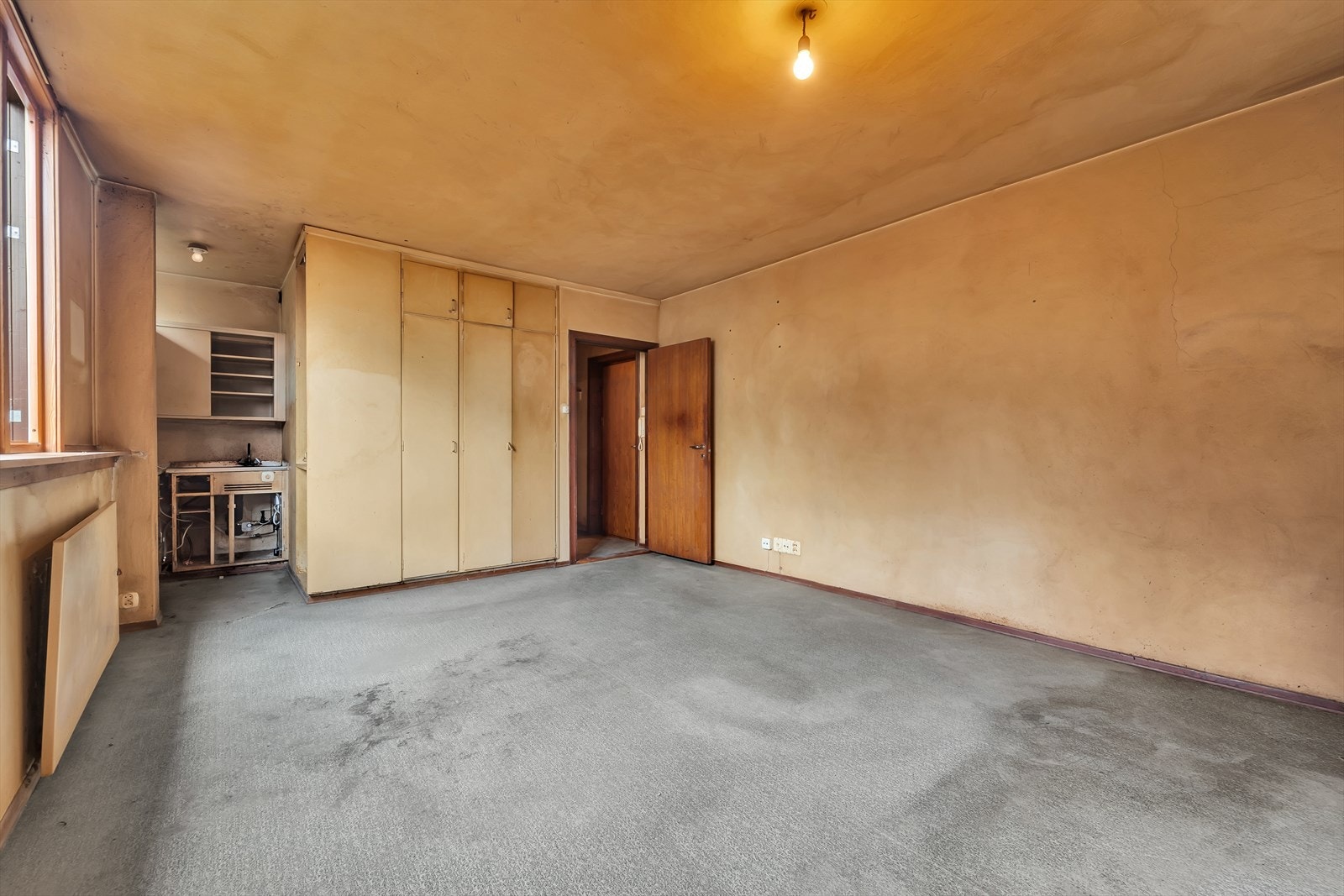 Leiligheten har belegg på gulv, samt malte vegger og tak. Alle overflater er totalt nedslitt og innrøyket. Galleribilde