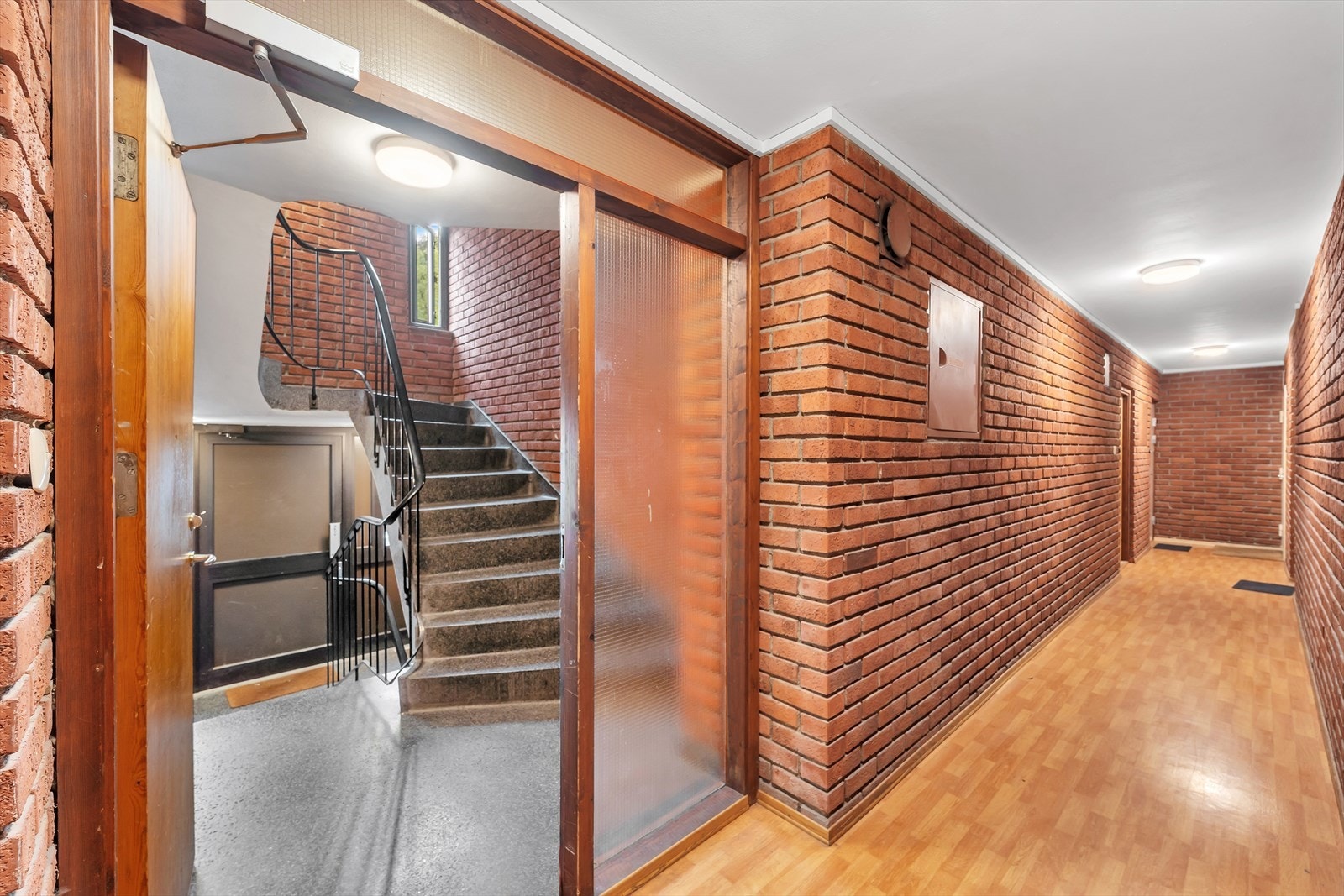 Trappeforbindelse mellom etasjene. Leiligheten disponerer en bod på 2 kvm i kjelleretasjen. Galleribilde