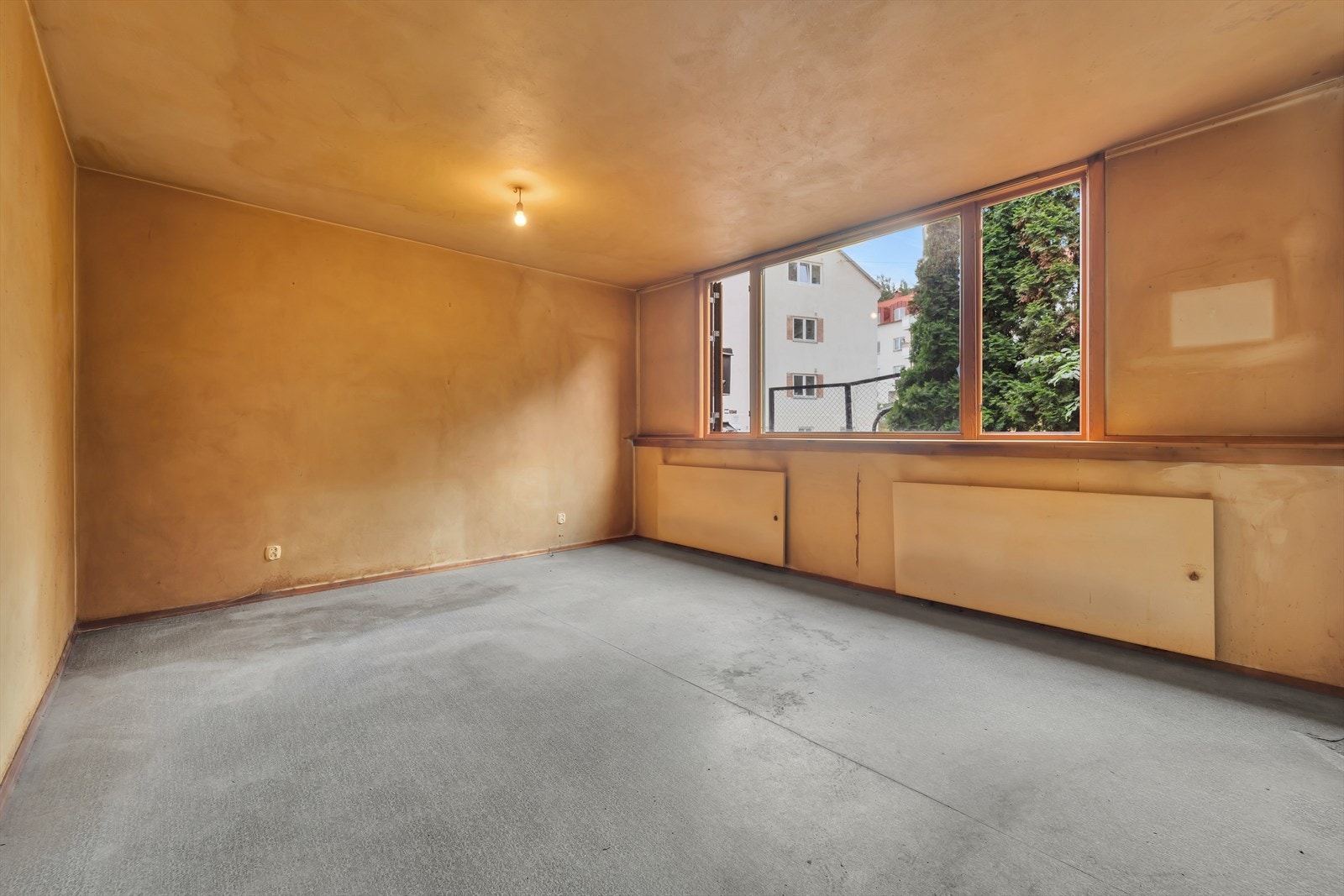 Store vindusflater som gir godt med innlys i rommet. Galleribilde