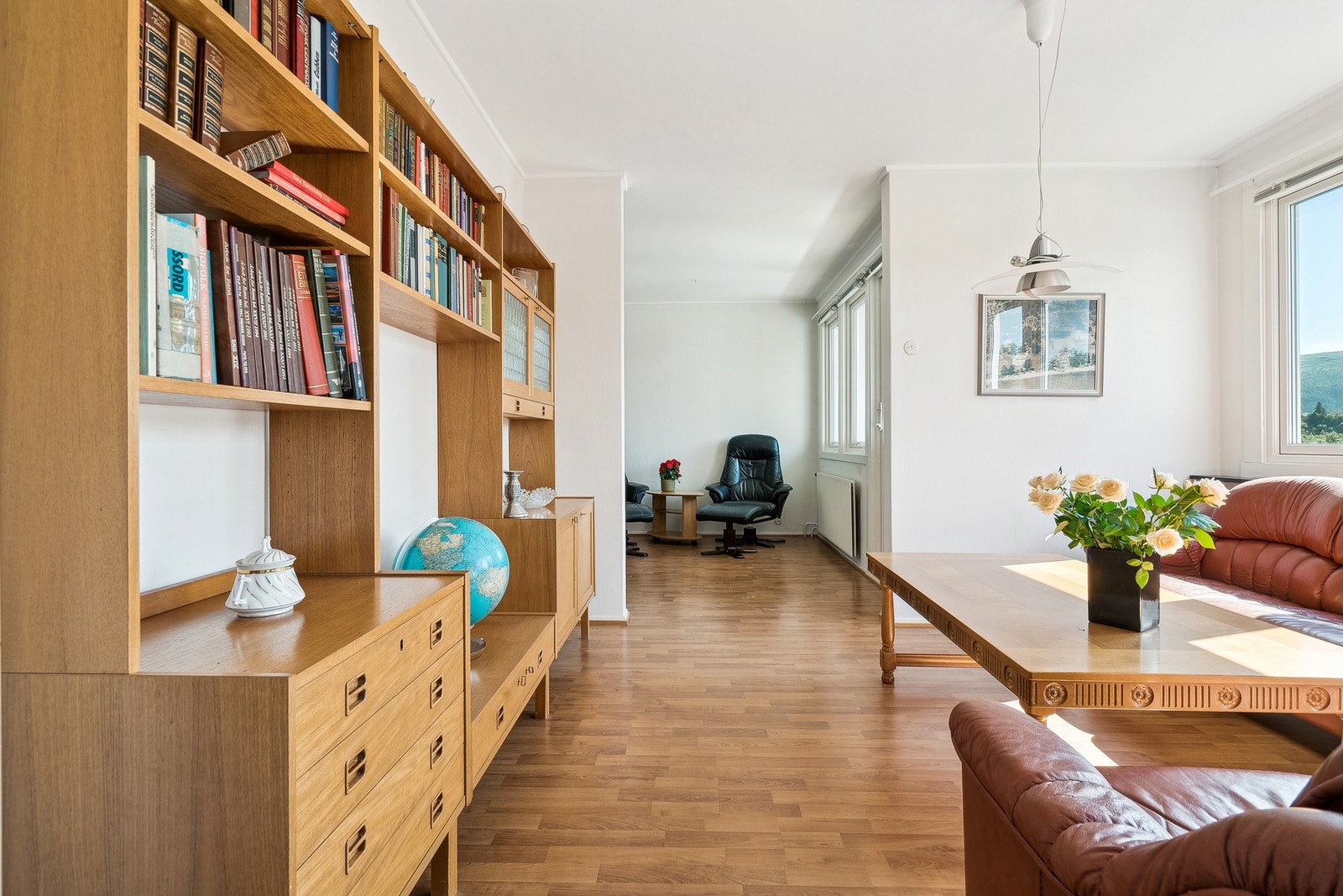 Det er to stuer i leiligheten Galleribilde