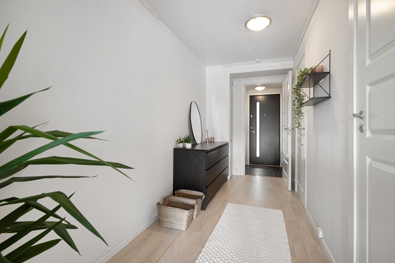 Godt med plass til klesoppheng og sko i entréen og gangen. Galleribilde