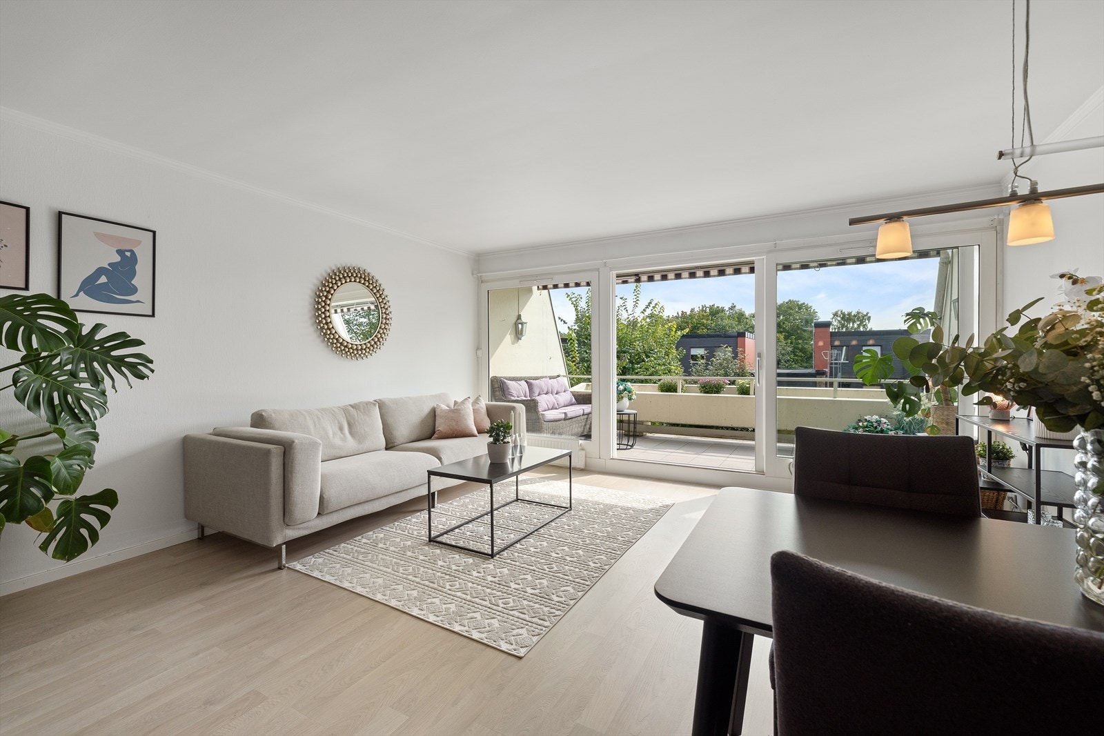 Fra gangen er det adkomst til den åpne stue- og kjøkkenløsningen, som bidrar til å gjøre rommet både arealeffektivt og sosialt. Galleribilde