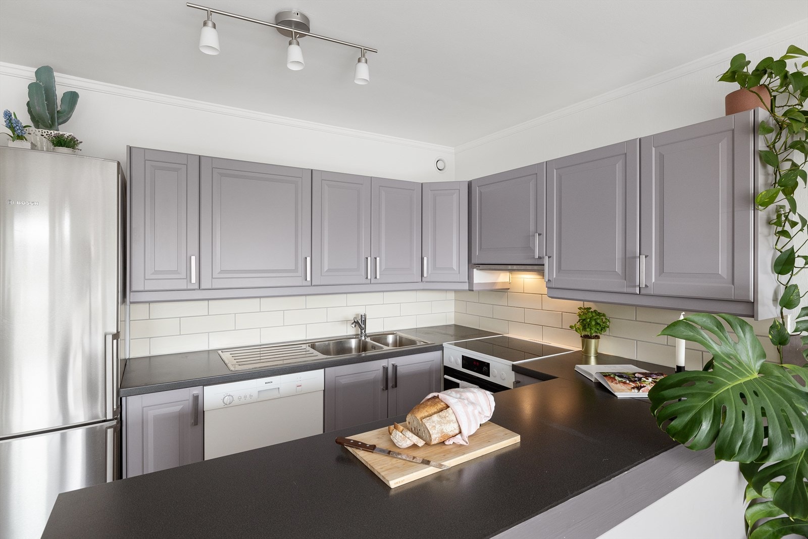 Kjøkkenet er designet og innredet med tanke på funksjonalitet, og er et hyggelig oppholdsrom. Galleribilde