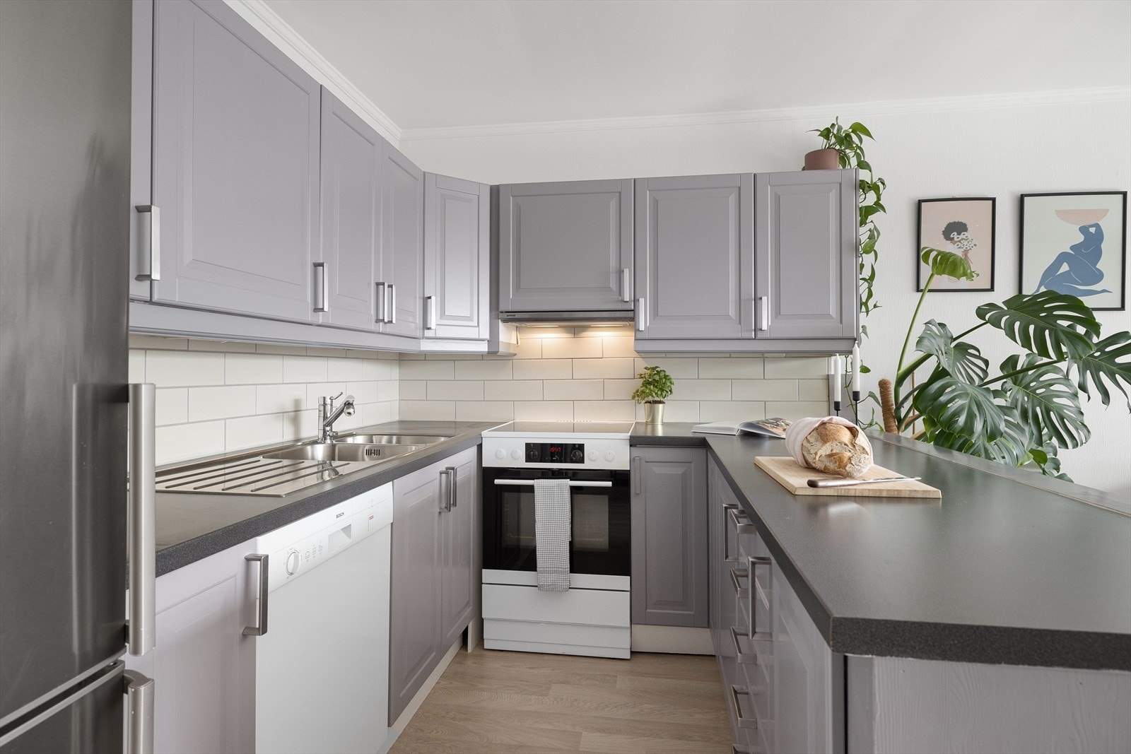 Kjøkkenet er utstyrt med følgende: stekeovn med koketopp, oppvaskmaskin (Bosch), kombiskap (Bosch) og avtrekksvifte med avtrekk via husets sentrale system. Galleribilde