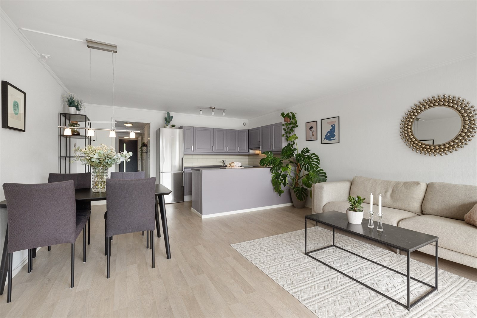 Lekker og luftig stue/ spisestue i åpen løsning mot kjøkkenet. Galleribilde