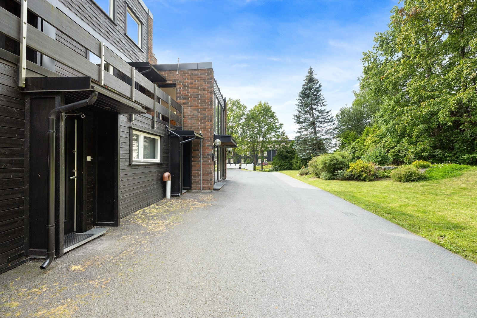 På bakkeplan i Forsvarets Borettslag Kolsås, med egen inngang, finner man denne innbydende leiligheten i naturskjønne, men samtidige sentrale omgivelser. Galleribilde