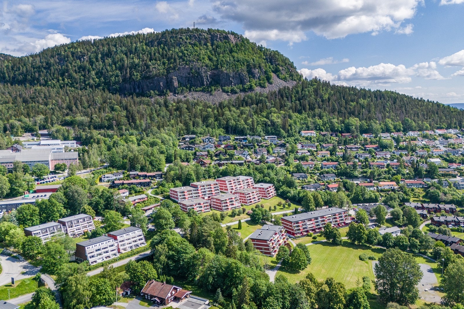 Det er flotte tur- og rekreasjonsmuligheter i nærområdet. Det er enkel adkomst fra leiligheten opp til Kolsåstoppen, som er et yndet turområde for små og store. Galleribilde