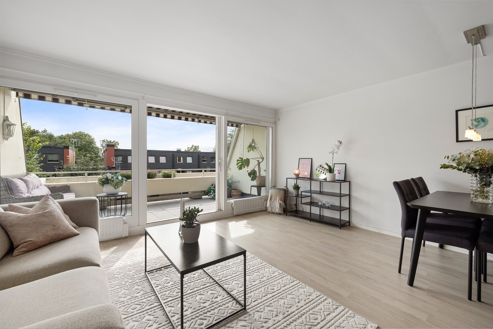 Stuen har gode møbleringsmuligheter, med god plass til spisestue, sofa og tilhørende møblement, hyller etc. Galleribilde