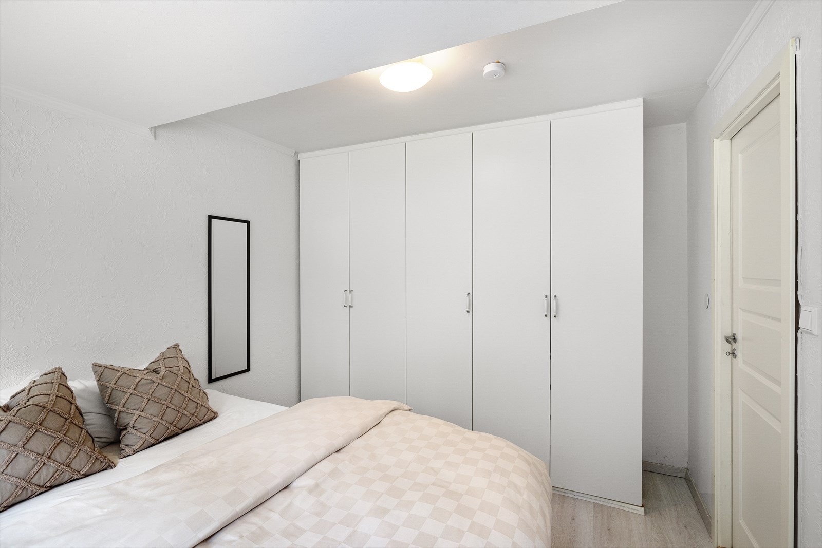 Soverommet er av god størrelse og har godt med plass til dobbeltseng, kommode eller skrivebord for den som trenger hjemmekontor. Galleribilde