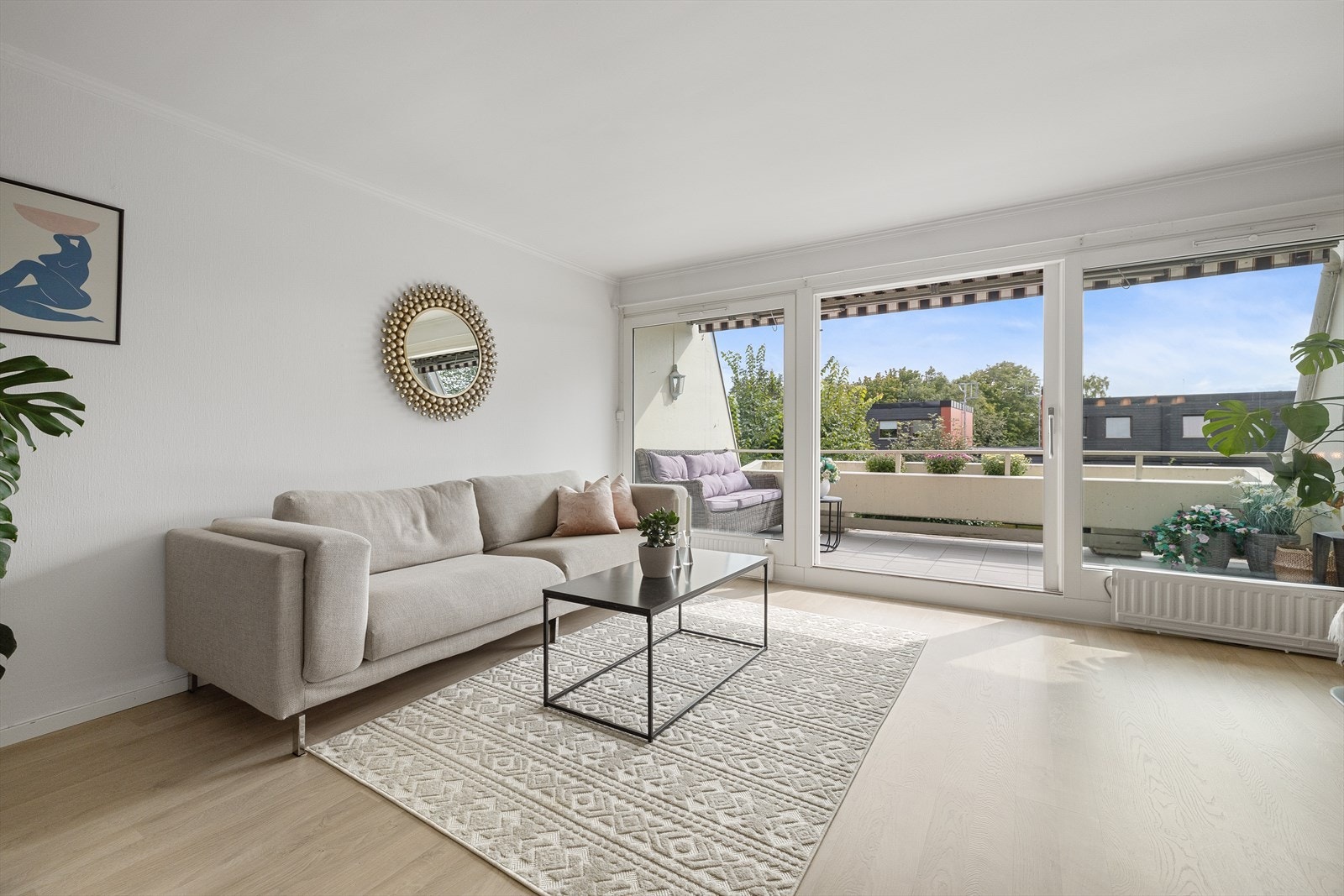 Stuen har store vindusflater som slipper inn rikelig med naturlig lys og skaper en god atmosfære. Galleribilde