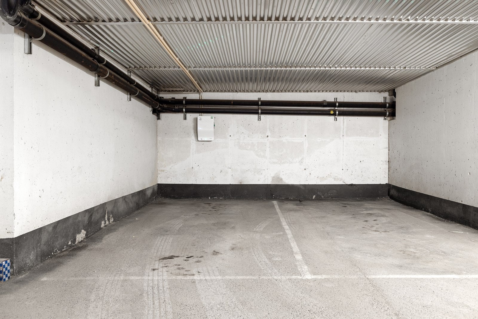 Leiligheten har en garasjeplass som er markert nr.16. Det er installert en Schneider EVLink Smart Wallbox elbillader på plassen. Galleribilde