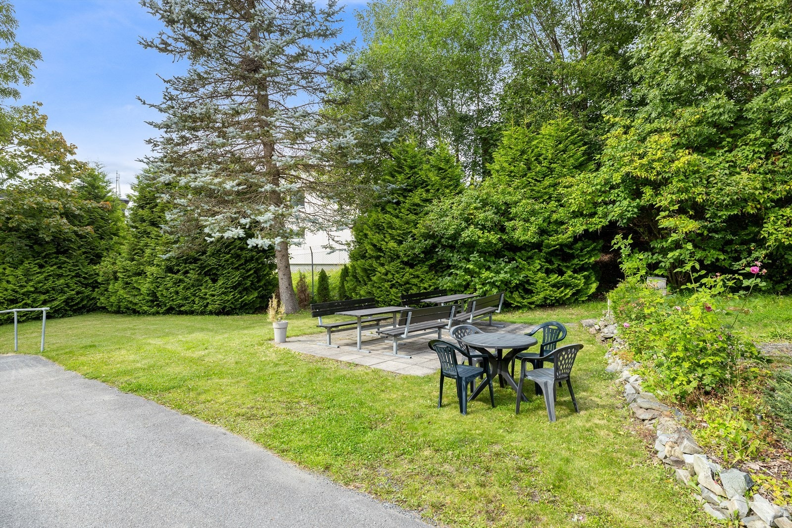 Borettslagets fellesarealer er idyllisk omkranset av opparbeidede grøntarealer og sittegrupper. Her bor man med umiddelbar nærhet til marka, tur- og rekreasjonsmuligheter, samtidig som det er kort vei til både T-bane, buss og butikker på Kolsås senter. Galleribilde