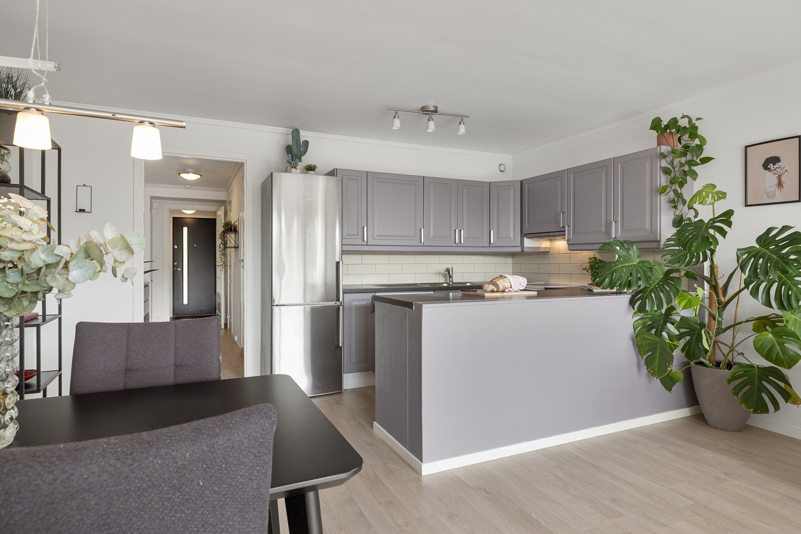 Leiligheten har et delikat og innbydende kjøkken fra 2014. Her er det godt med skap- og benkeplass. Galleribilde