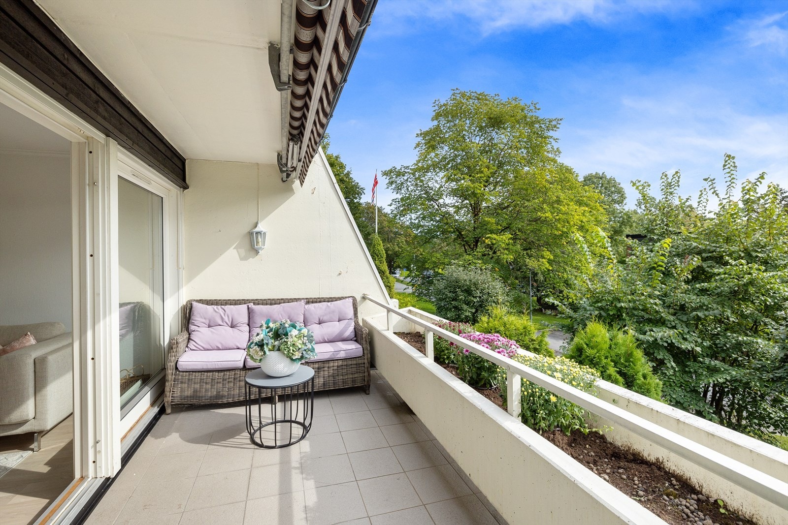 Her er det godt med plass til utemøbler, grill, blomster el. Galleribilde