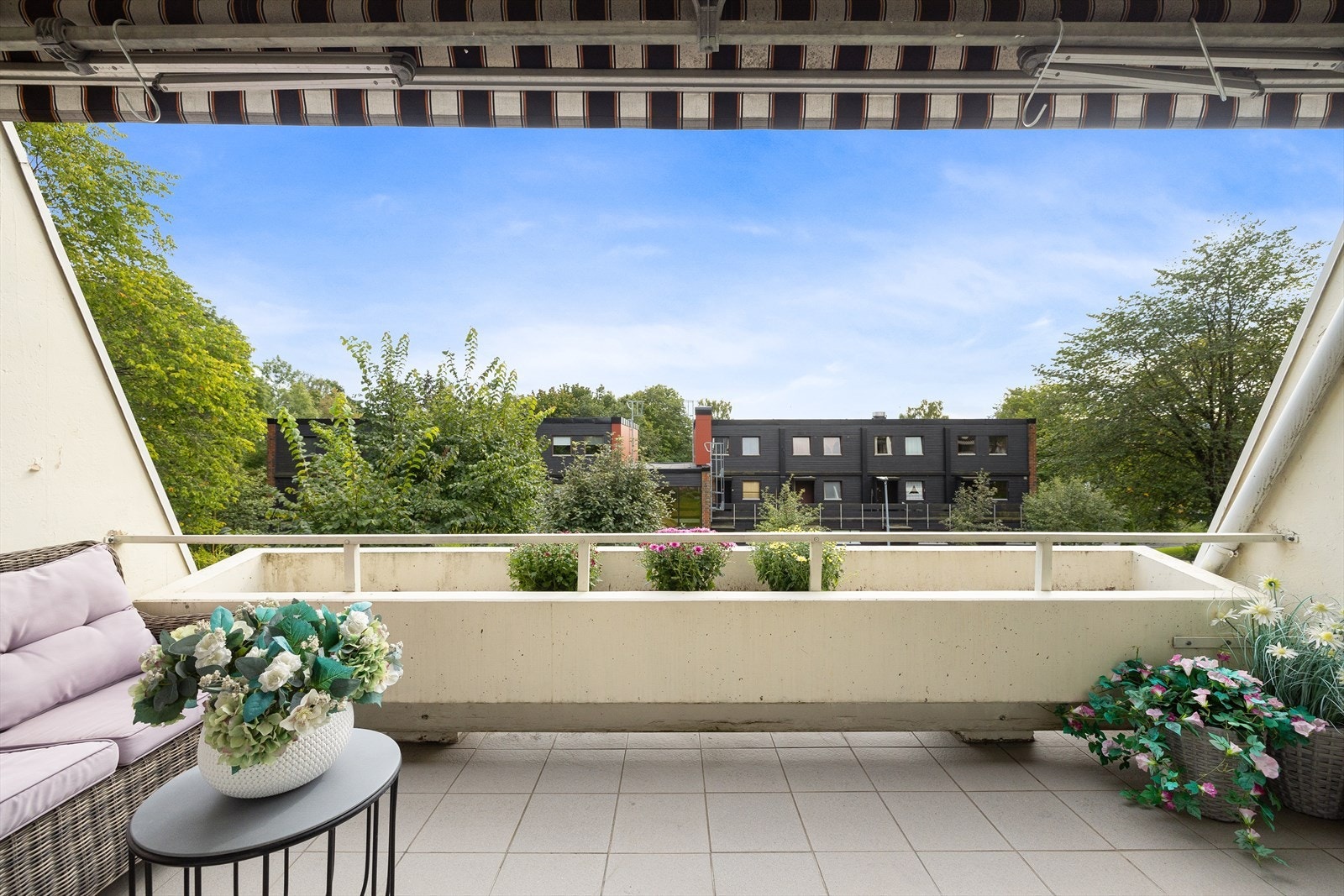 Med sol fra morgen til kveld, blir terrassen som en forlengelse av stuen på sommerstid og et attraktivt sted å kunne nyte late dager på! Galleribilde