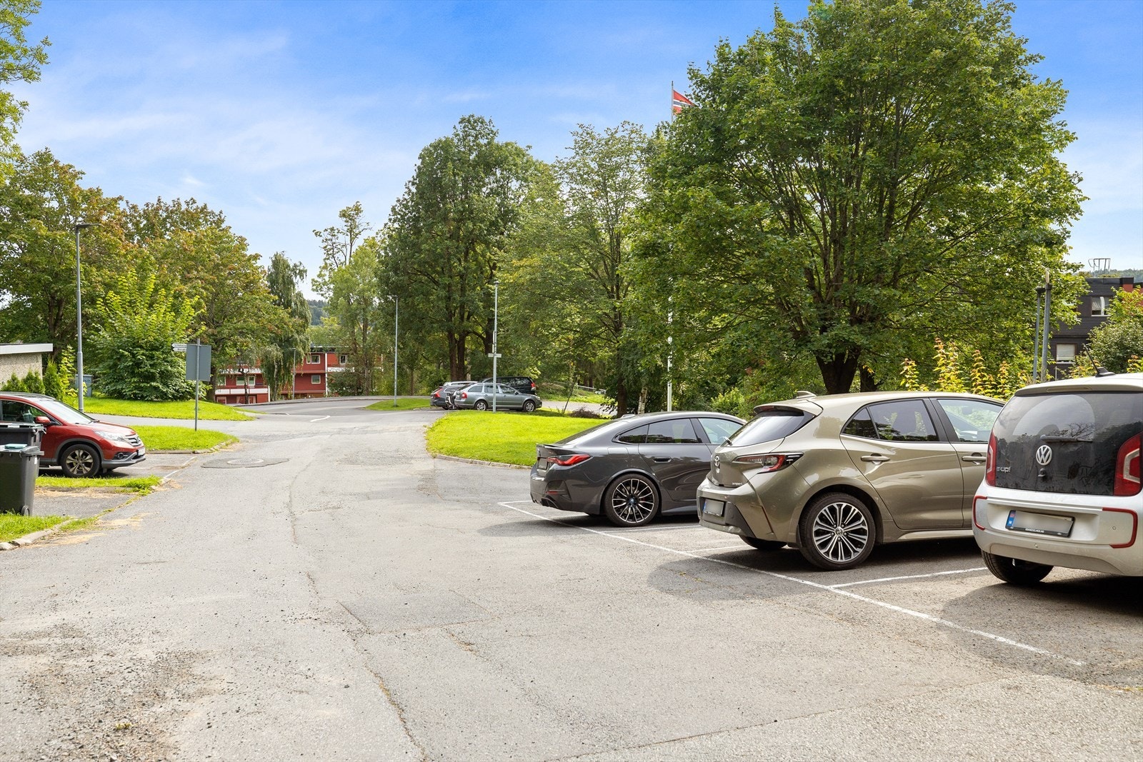 Godt med gjesteparkeringsplasser. Galleribilde