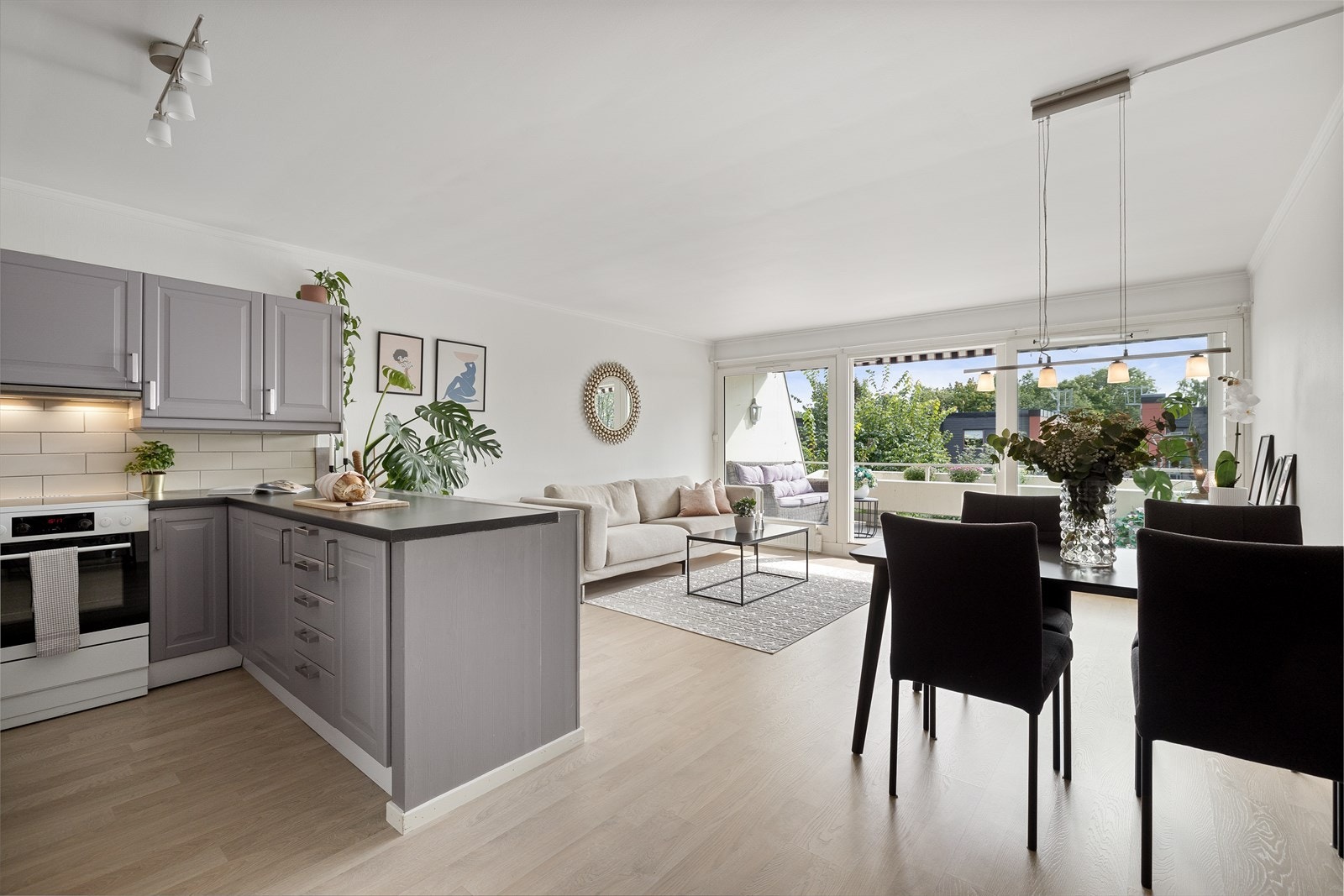 Den åpne løsningen sikrer god utnyttelse av arealet i boligen, samtidig som rommene blir lyse og åpne. Galleribilde