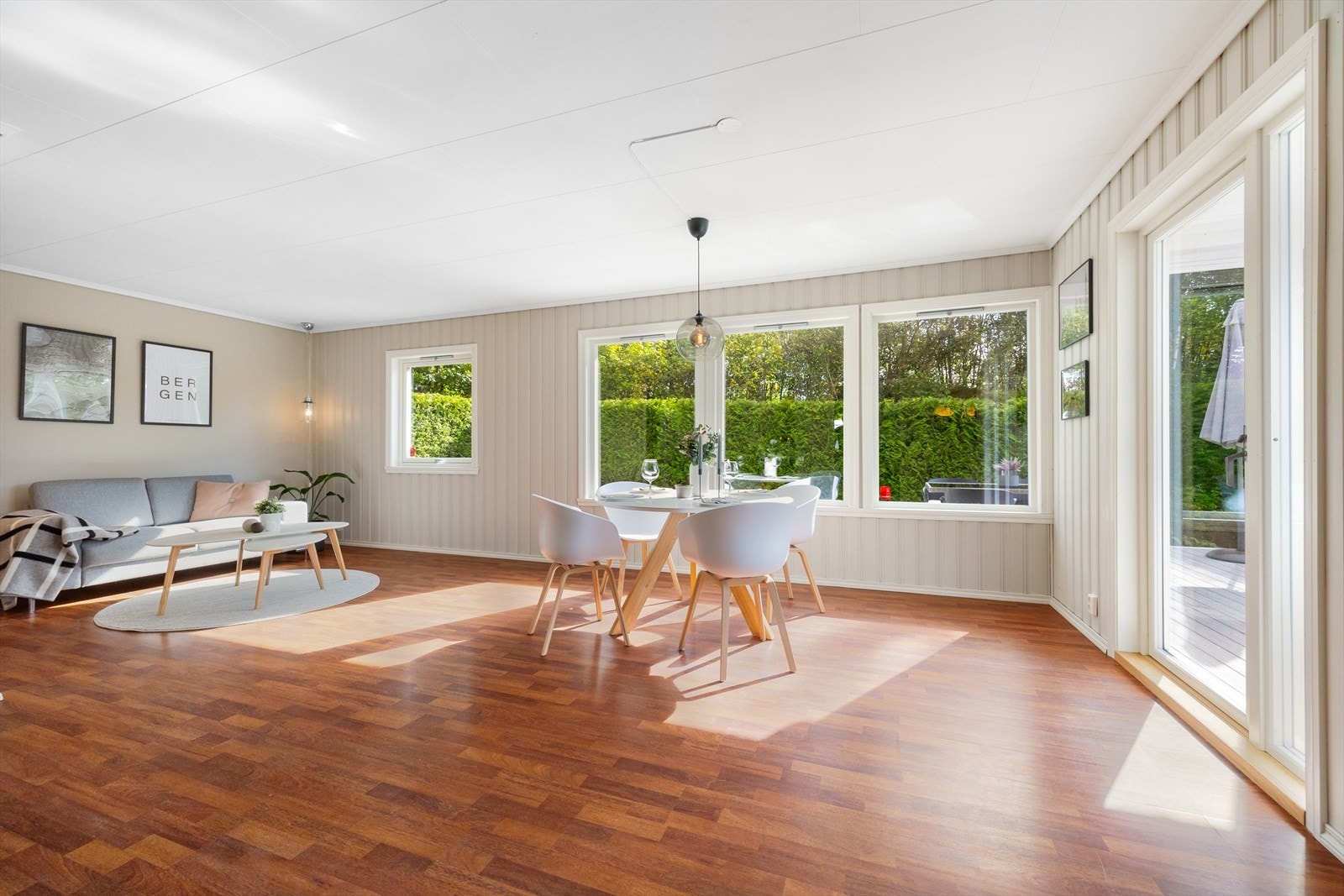 Romslig stue med flere innredningsmuligheter. Galleribilde