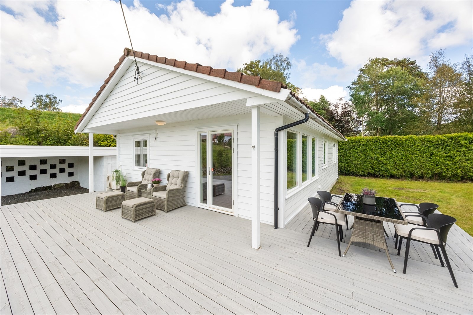 Stor opparbeidet terrasse på 54 m². Galleribilde