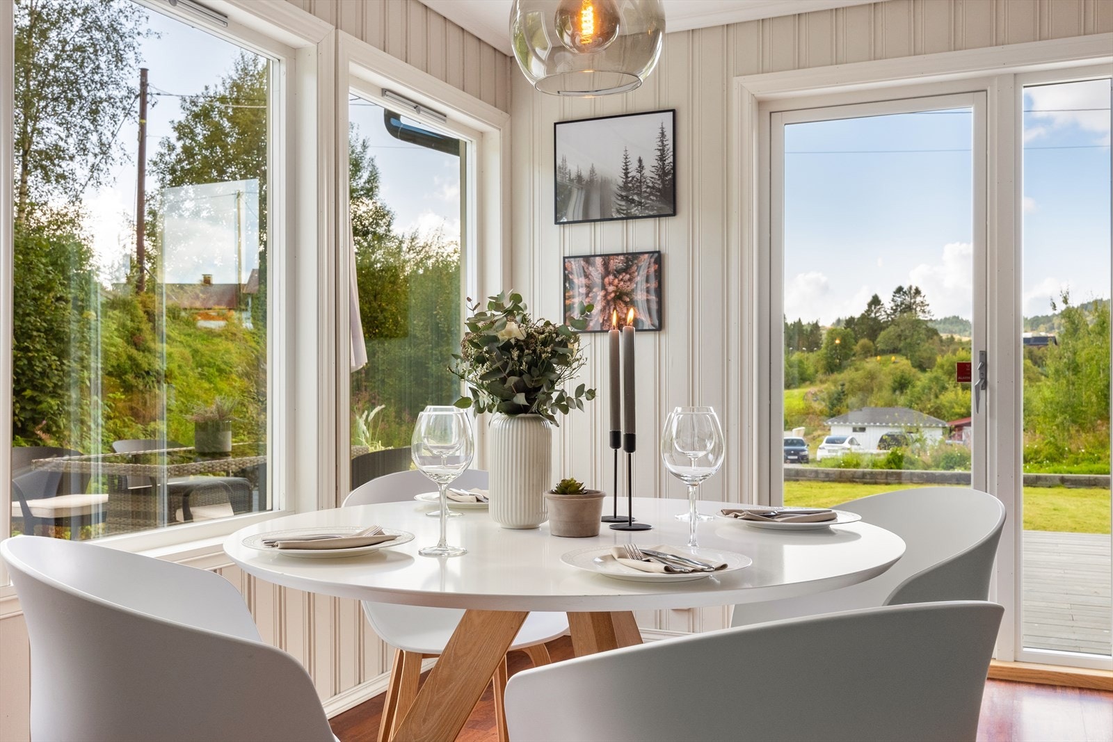 Fra stuen er det direkte utgang til terrassen. Galleribilde