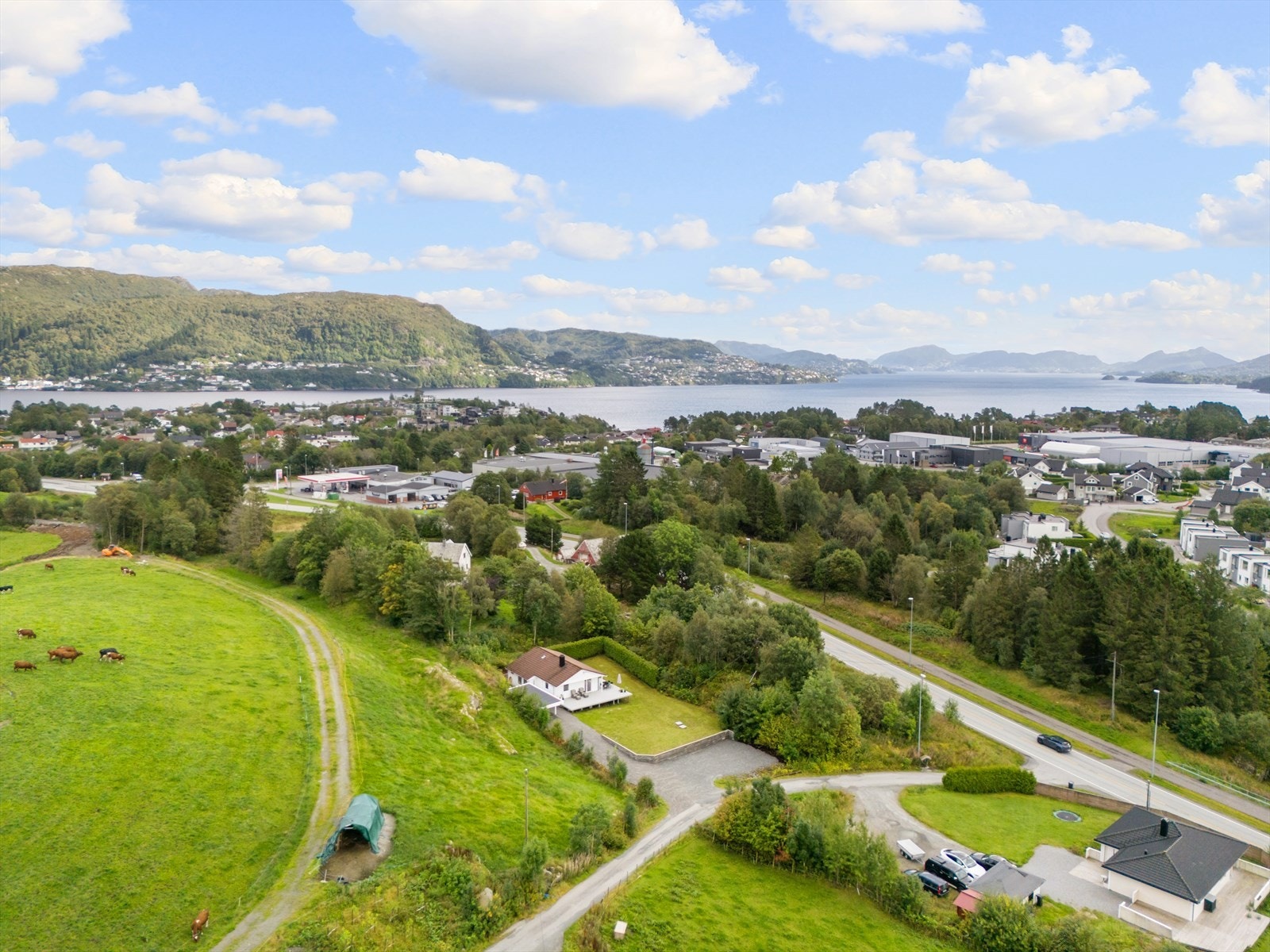 Eiendommen ligger sentralt på Frekhaug med nærhet til "alt". Galleribilde