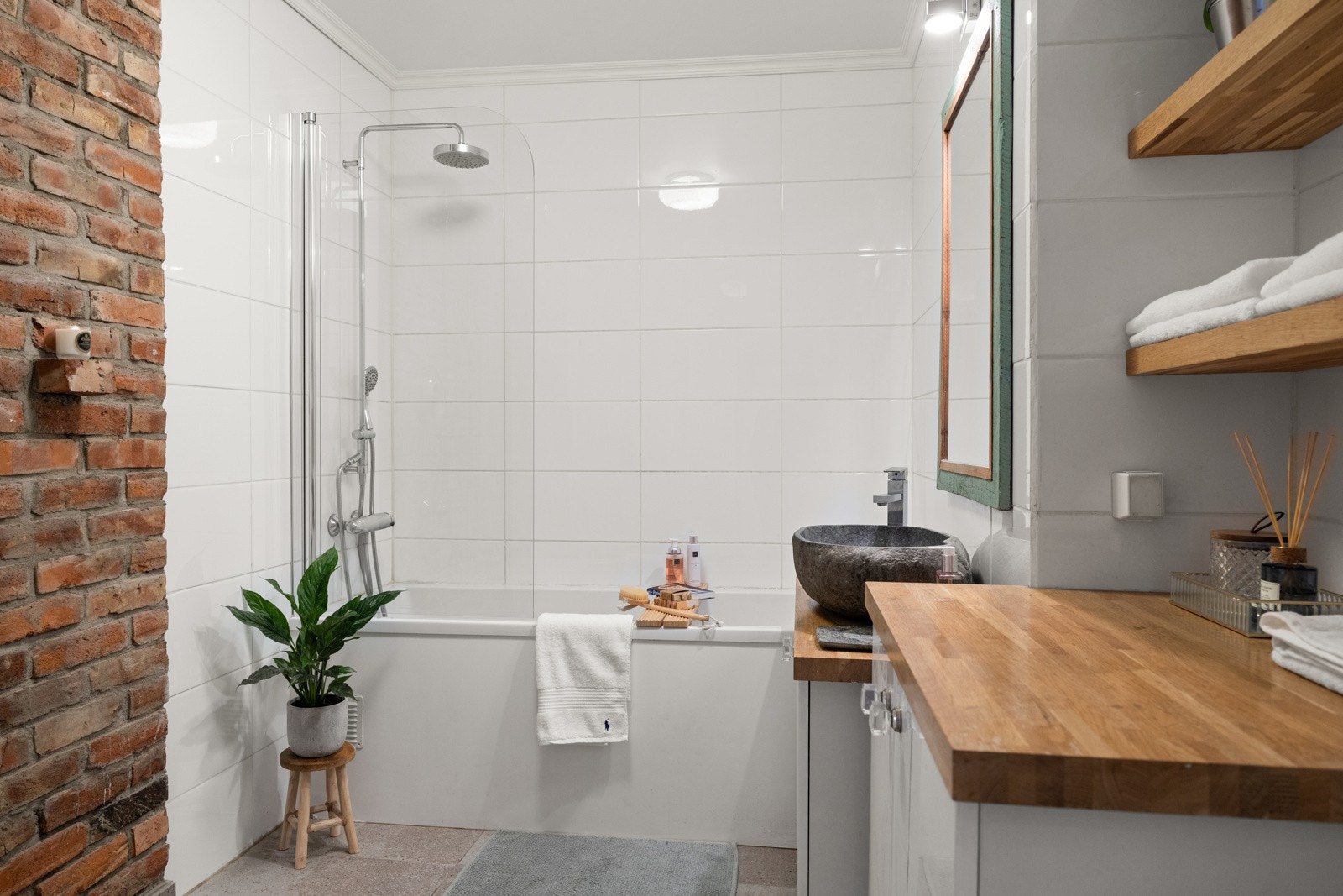 - Pent, tidsriktig bad fra 2011 med badekar med svingbar dusjvegg - Galleribilde