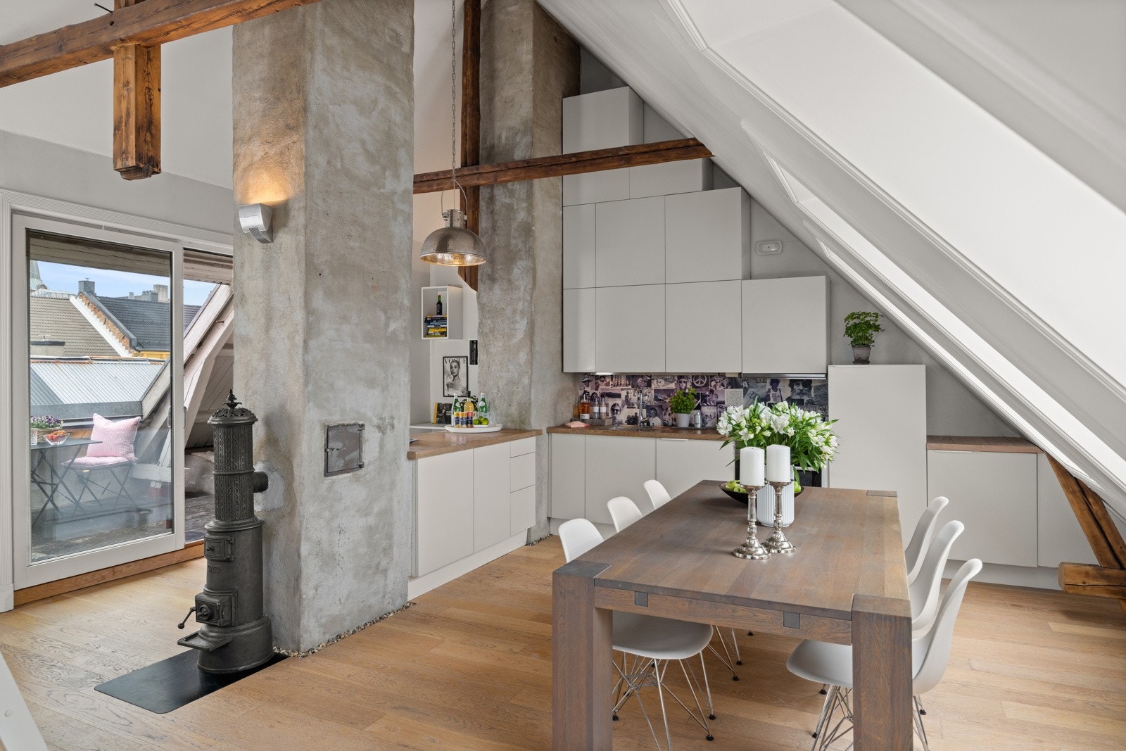- Fantastisk topp- / loftsleilighet over 2 plan + hems med svært sentral og hyggelig beliggenhet vendt mot rolig, trafikkstille miljøgate på Grünerløkka - Galleribilde