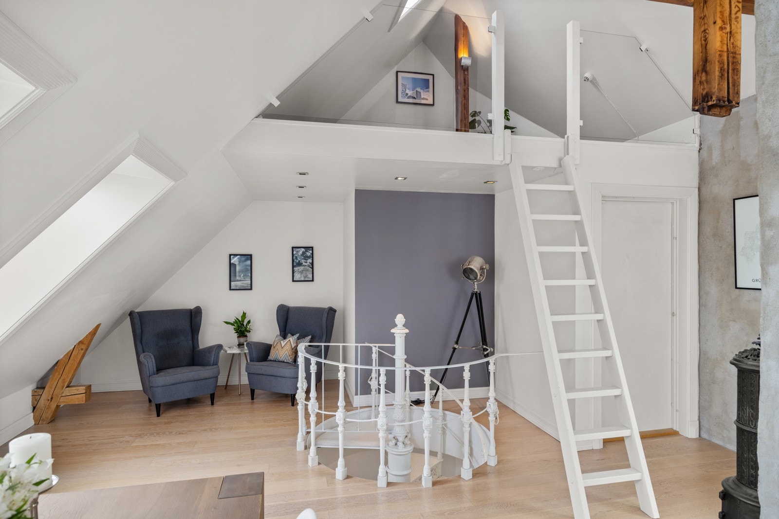 - Trappestige fra spisestuen opp til praktisk hems på 8 m² gulvareal med plass til lesekrok, ekstra overnattingsplass, lagring mm. - Galleribilde