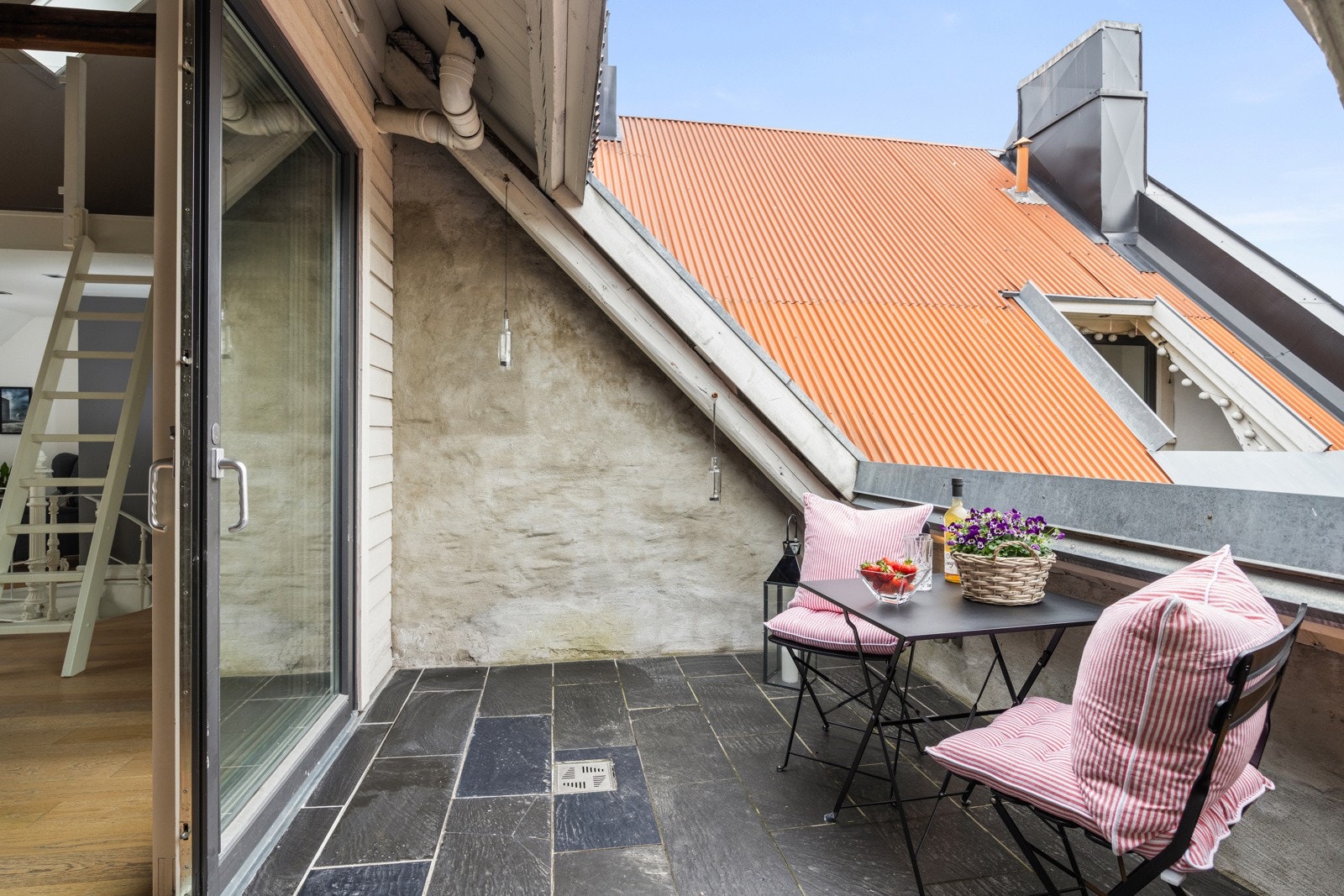- Direkte adkomst til ca. 11 m² privat takterrasse med fantastisk utsikt mot Oslo sentrum og Holmenkollen - Galleribilde