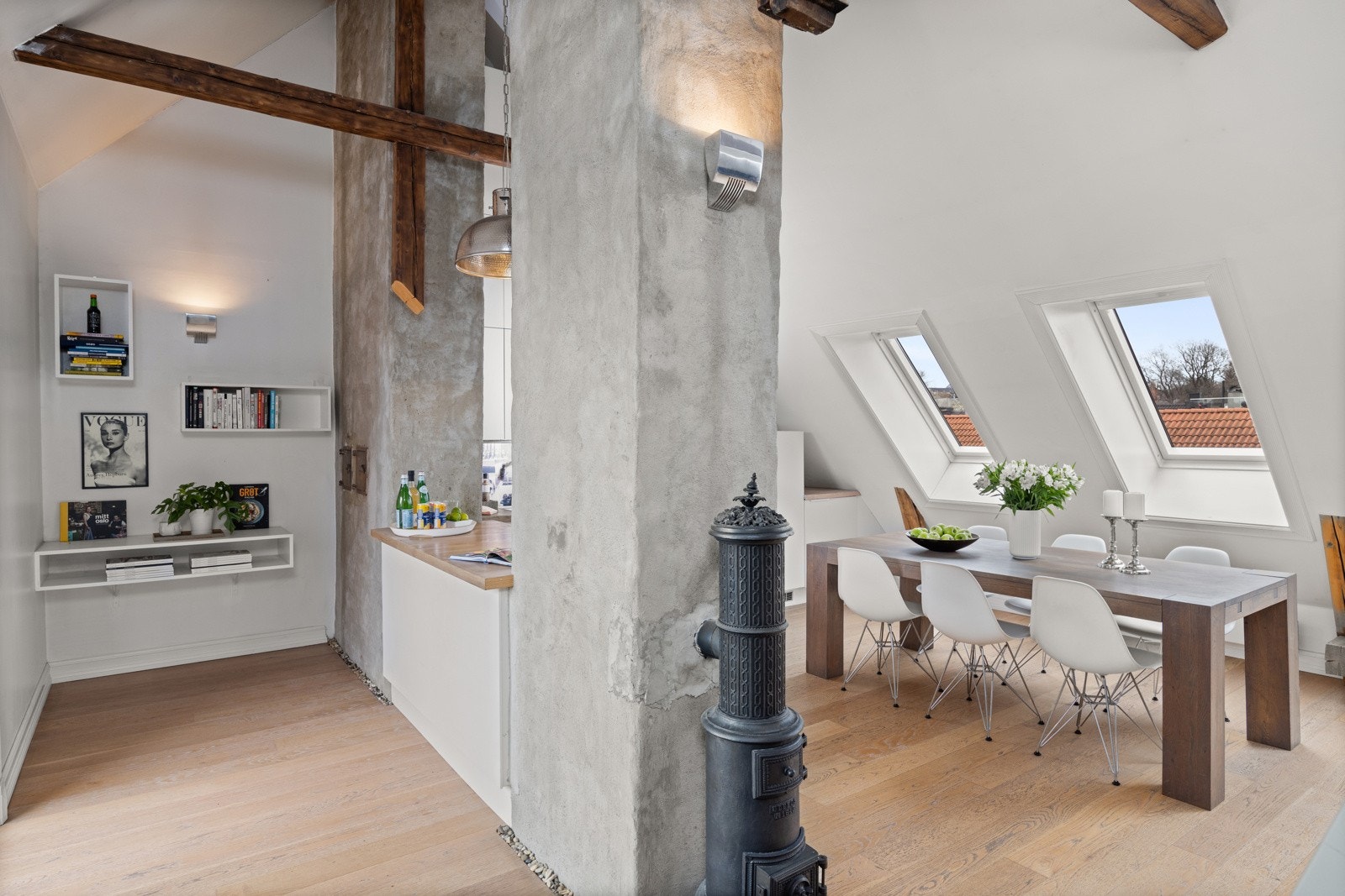 - Loftstuen er særdeles romslig og har god plass til stort spisebord, lesekrok, hjemmekontor, bokhyller etc. - Galleribilde