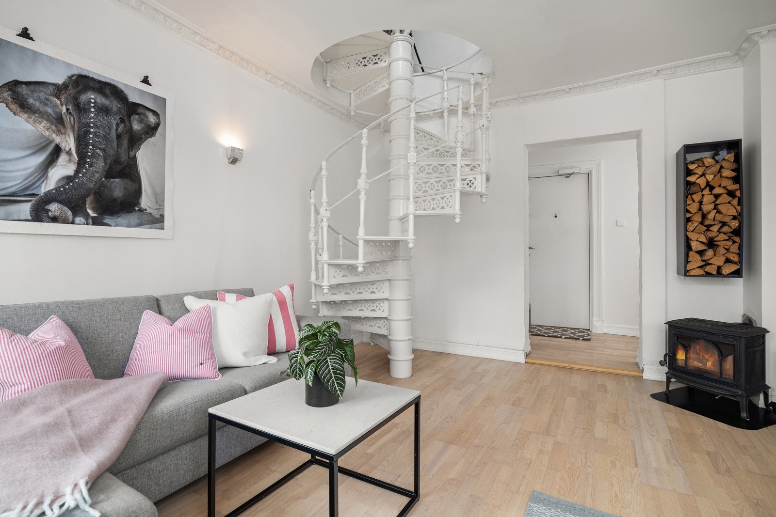 - Lys, luftig stue med god takhøyde med rosett og stukkatur samt store vindusflater med dype karmer som gir gode lysforhold og hyggelig utsikt, men små muligheter for innsyn - Galleribilde