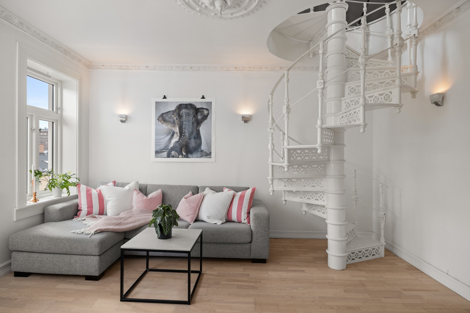 - Plass til sittegruppe, tv-krok, bokhyller osv. - Galleribilde