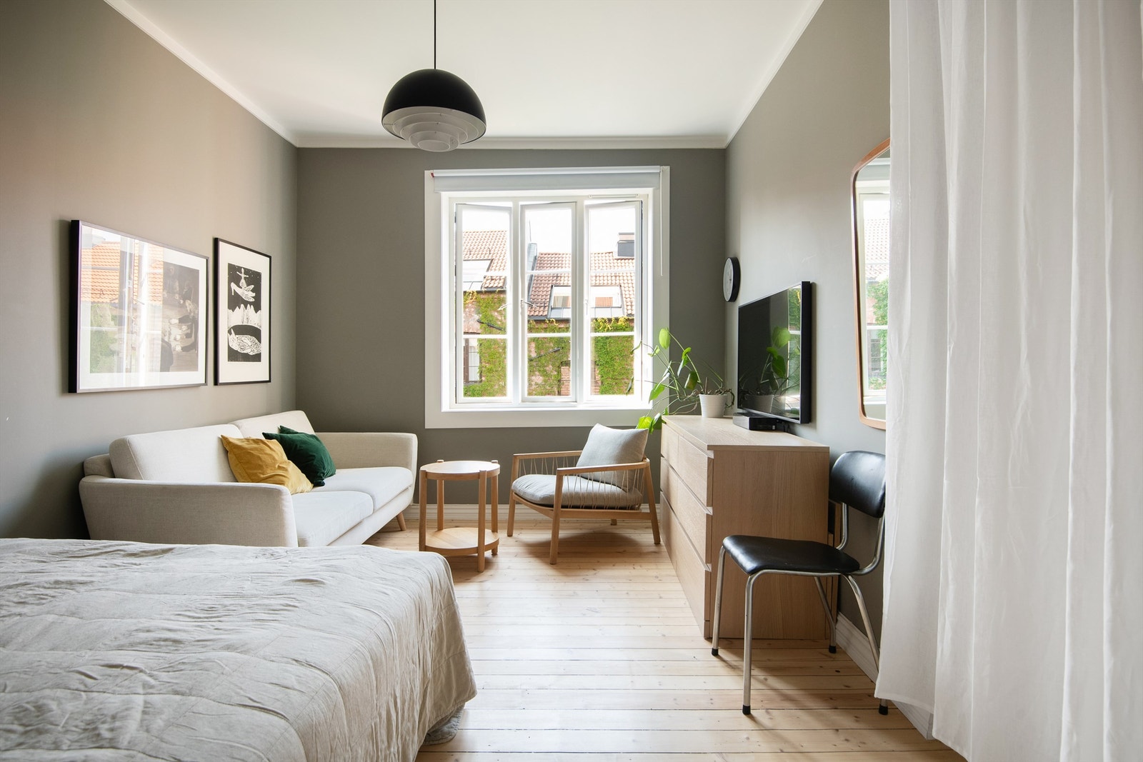 Stort hovedsoverom med god plass til dobbeltseng og oppbevaring. Galleribilde