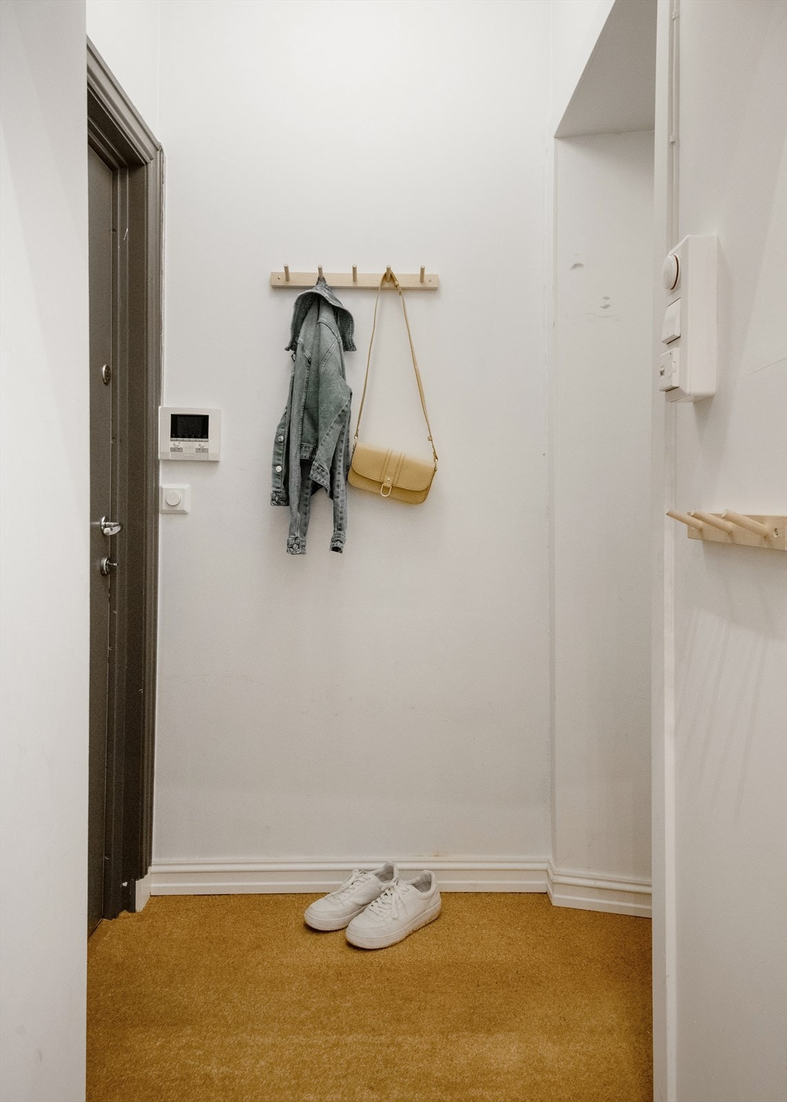 Vegg til vegg kokos-teppe i entré. Galleribilde