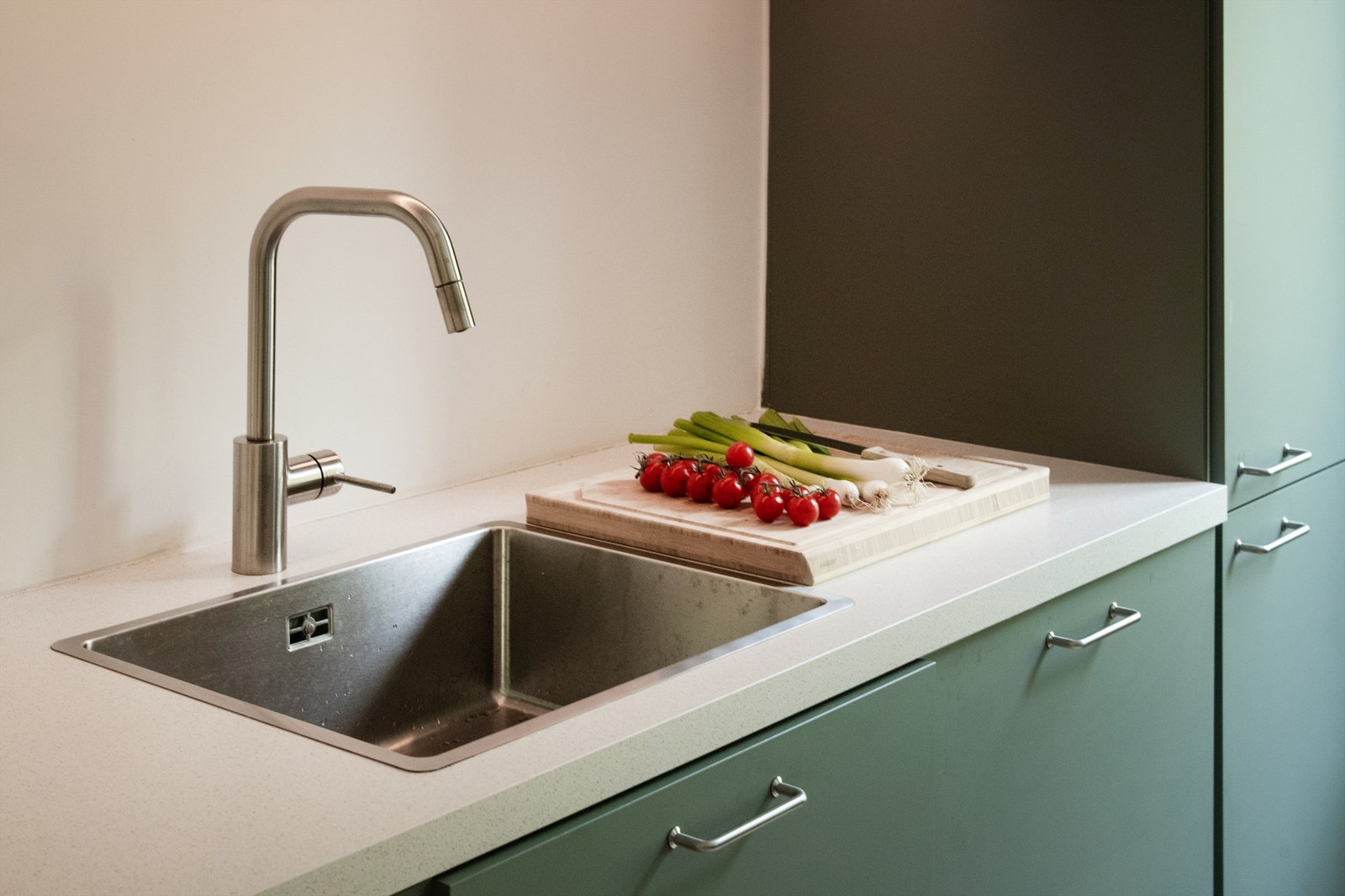 Kjøkkeninnredning fra Ikea med tilhørende integrerte hvitevarer. Galleribilde