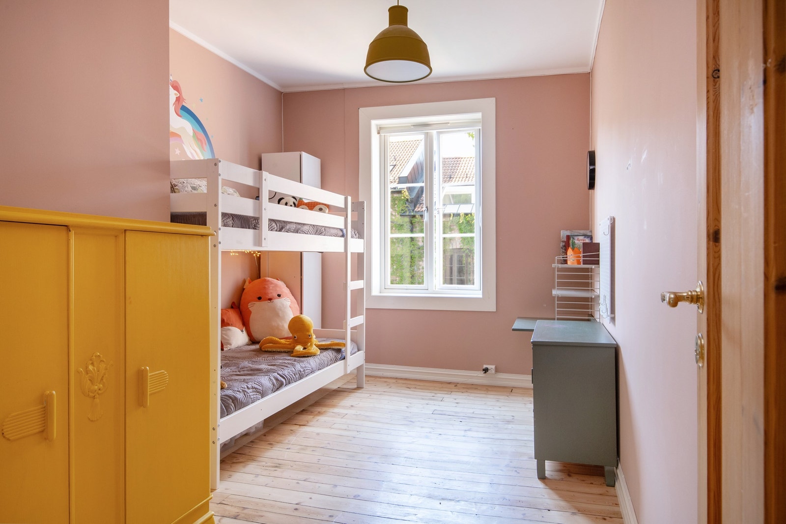 Rommet brukes i dag som et barnerom, men passer også ypperlig som gjesterom eller hjemmekontorområde. Galleribilde