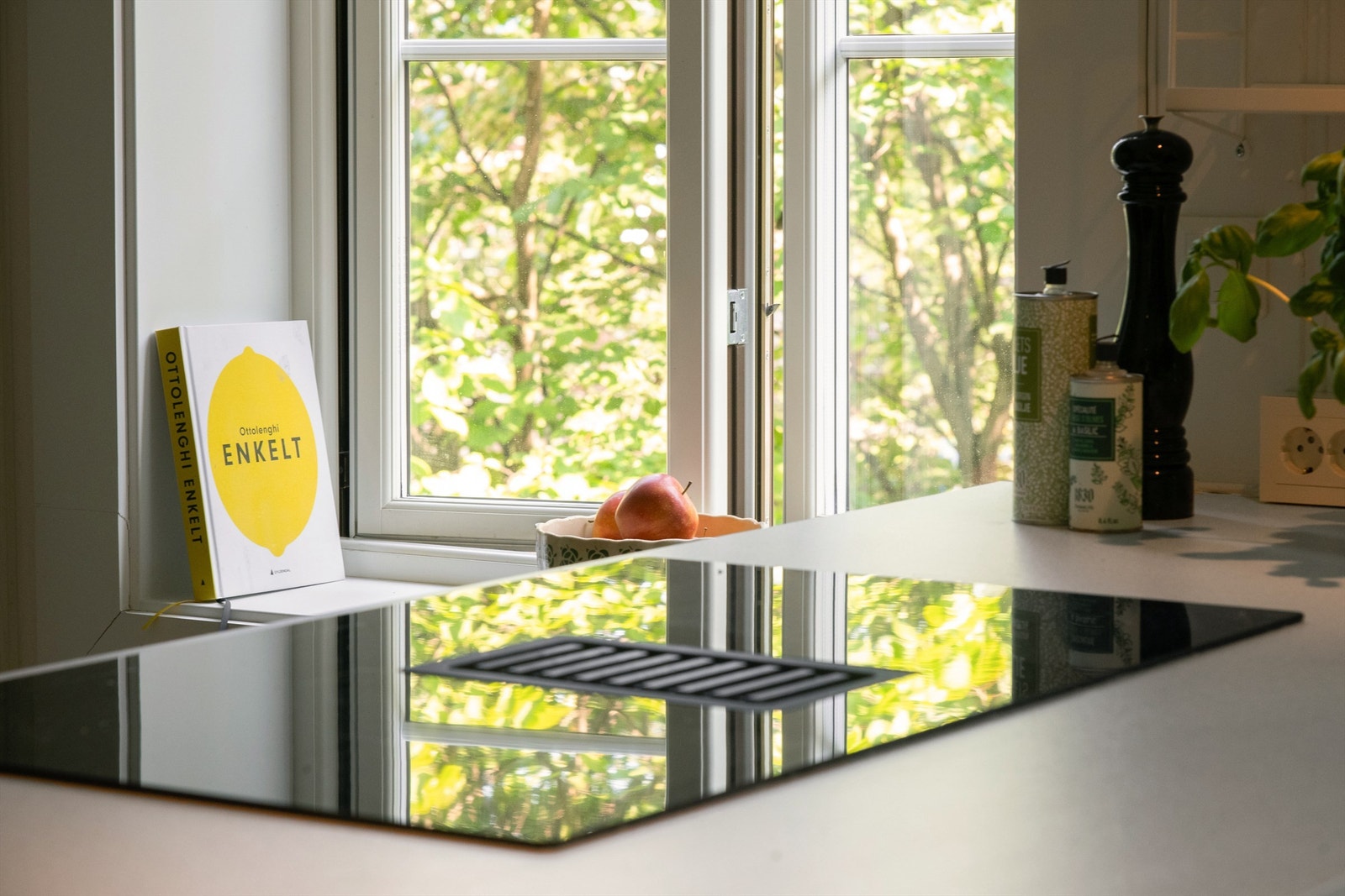 Snekkerbygd kjøkken med smarte løsninger. Galleribilde