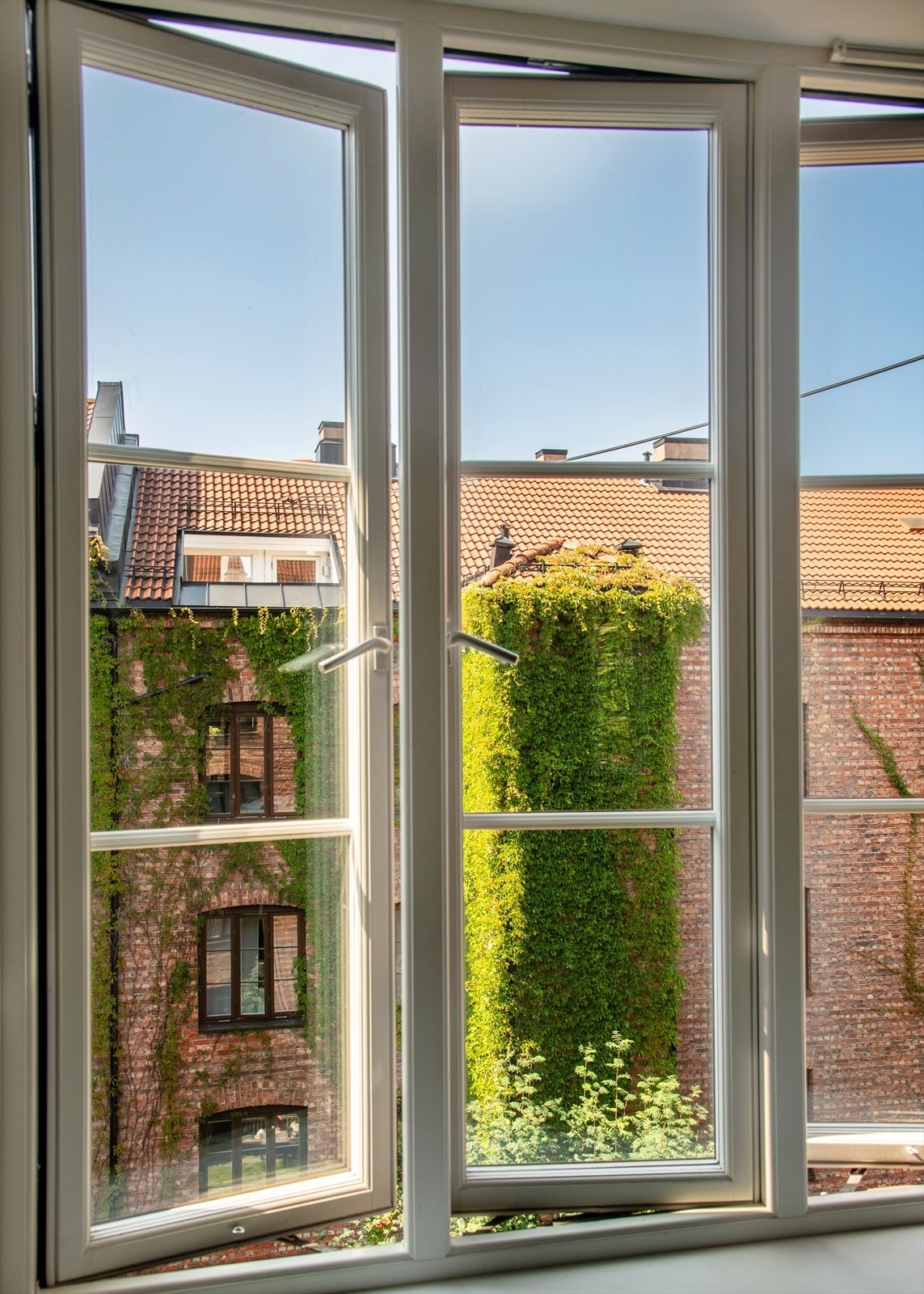 Fantastisk utsyn mot det grønne og opparbeidede gårdsrommet. Galleribilde