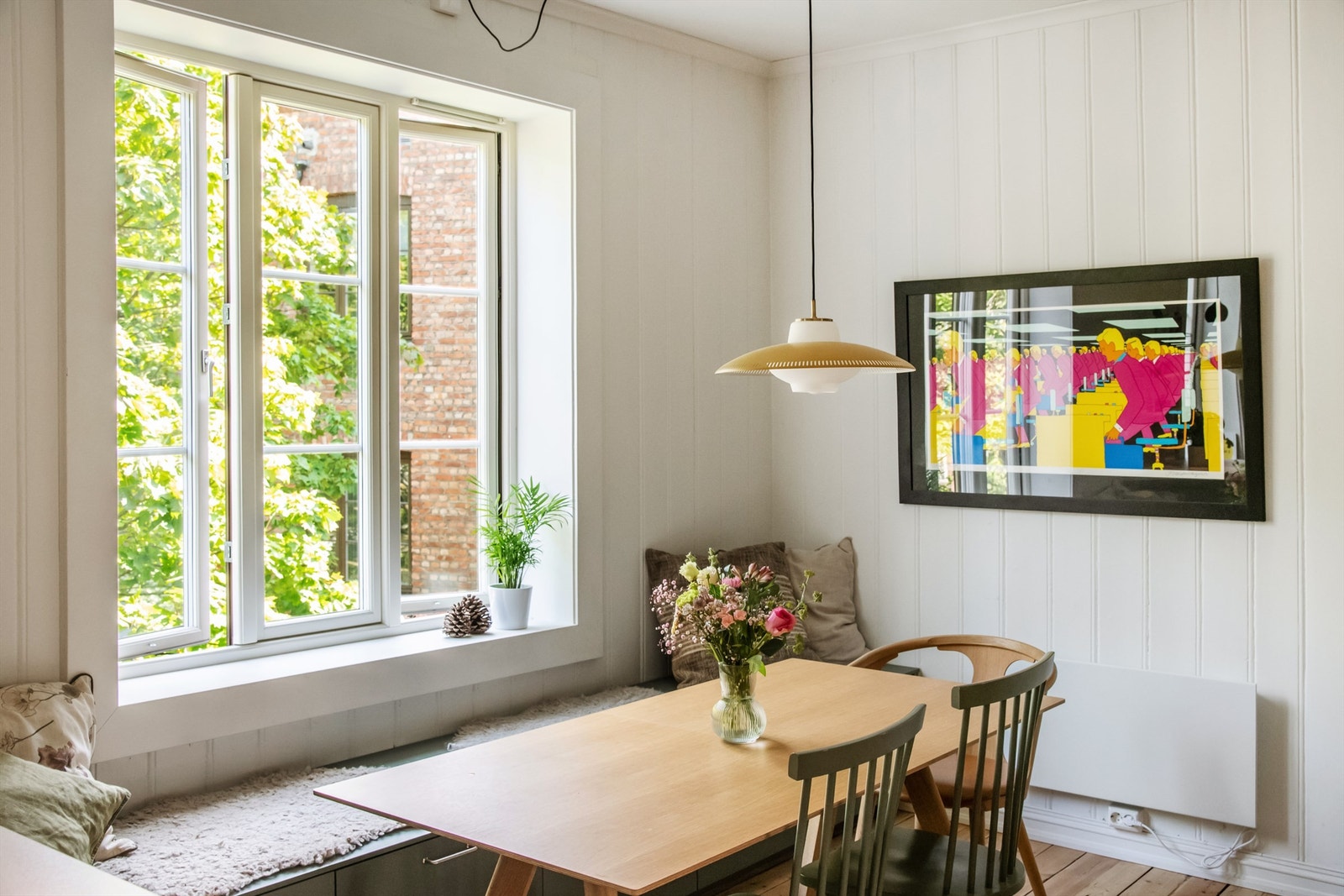 Store vindusflater med grønt utsyn mot Botaniskhage og Lakkegata Skole. Galleribilde