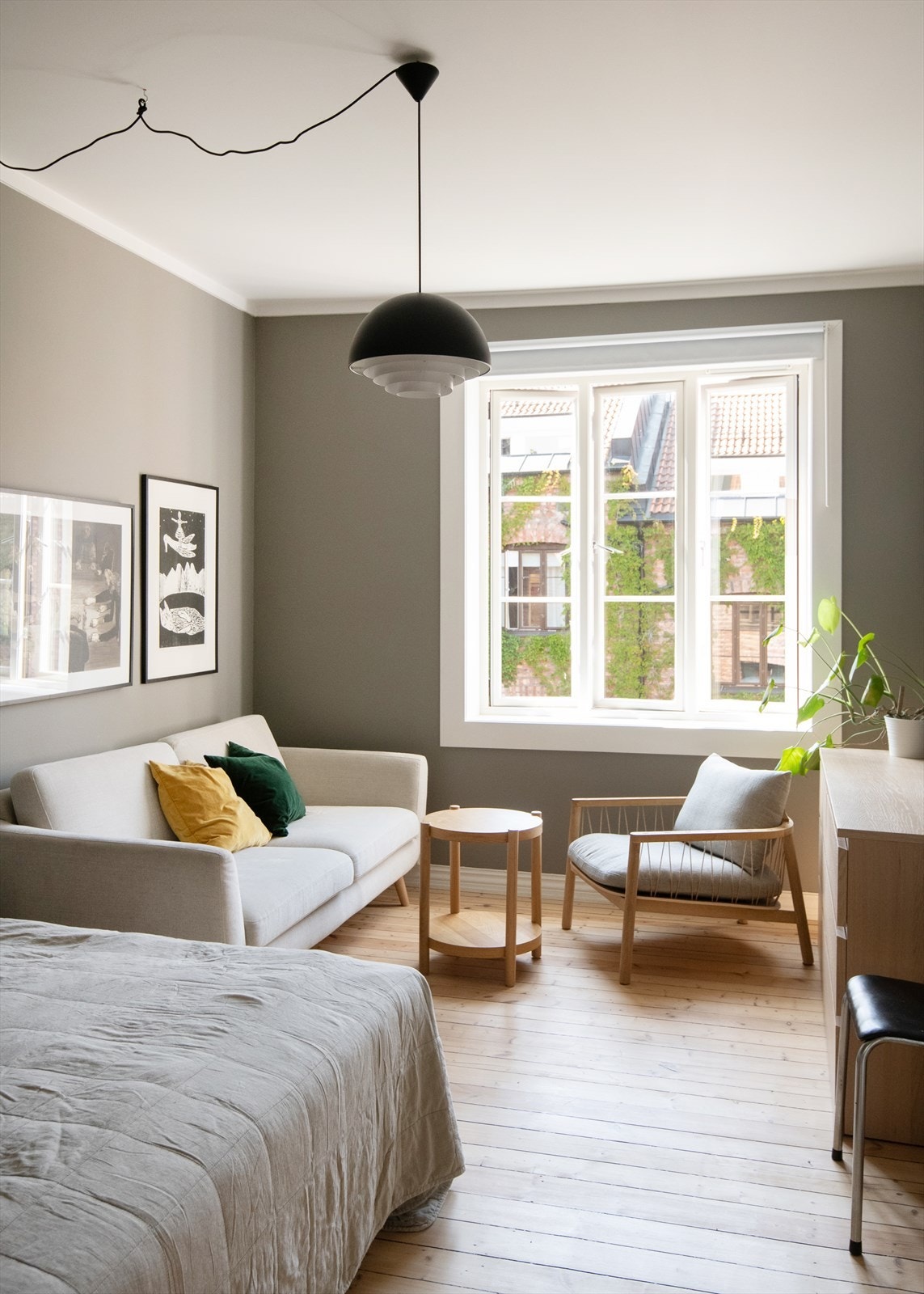 Dagens løsning på soverommet har en "sofakrok" med tv-bords område, for å skape en privat sone. Galleribilde