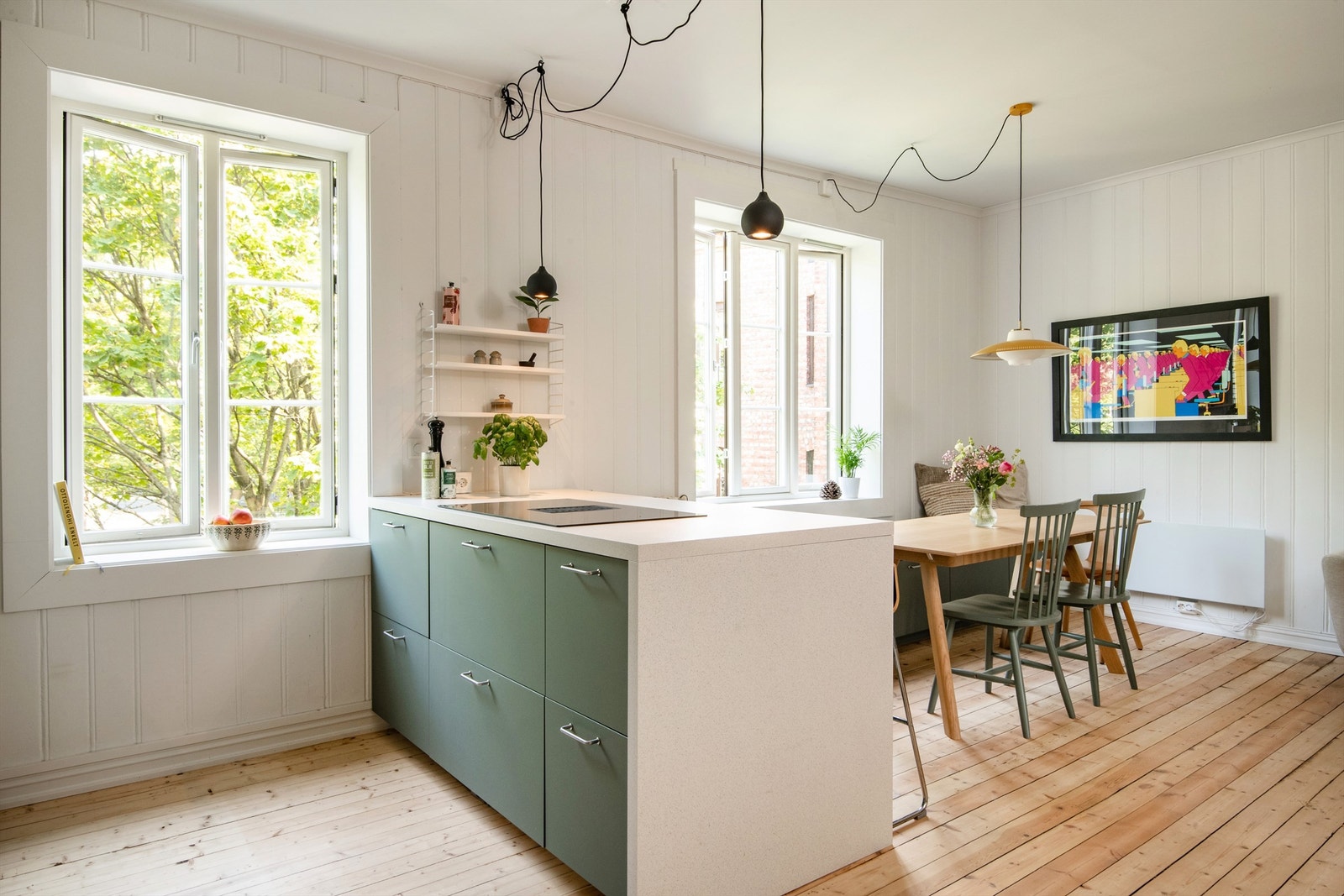 Snekkerbygd kjøkkenøy med induksjonstopp og integrert kjøkkenventilator. Galleribilde