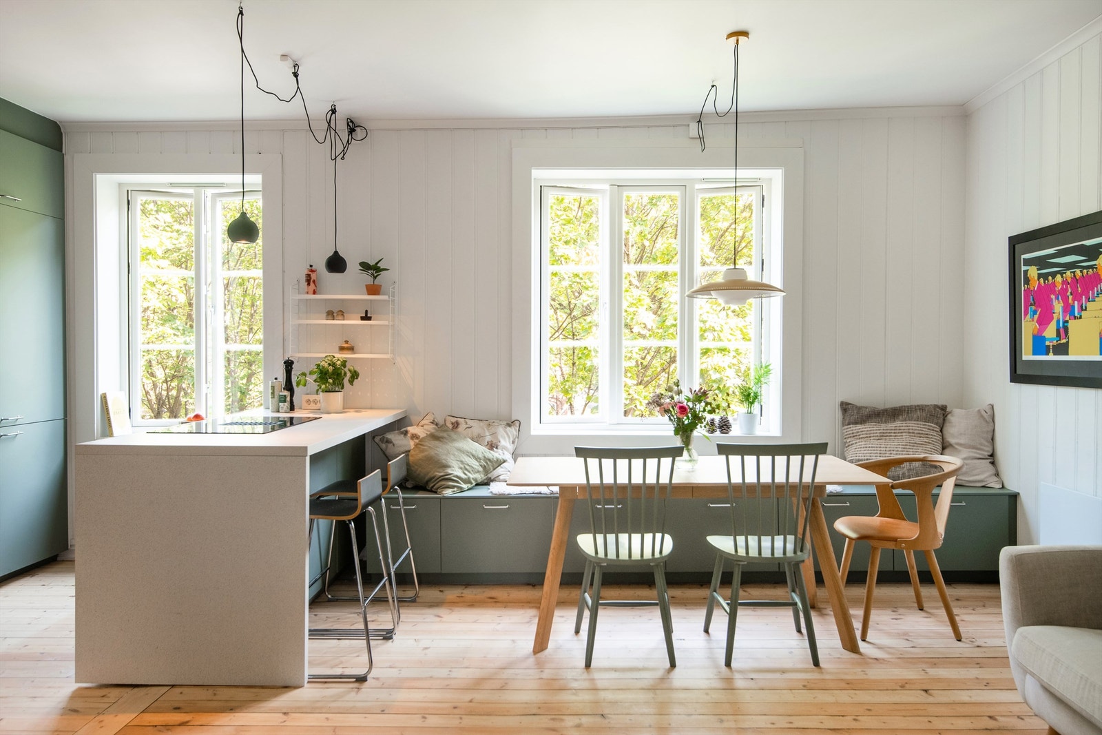 Stuen har en åpen løsning mot kjøkkenet noe som skaper en fantastisk sosial sone. Galleribilde