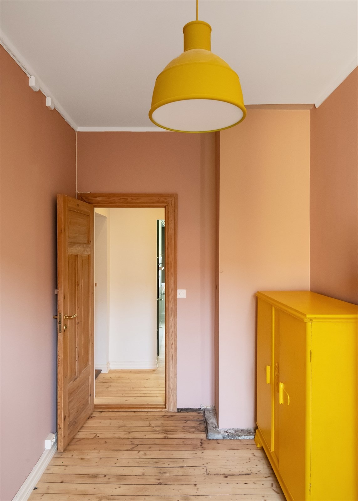 Alle flater i leiligheten er pusset og malt i tidsriktige farger (2022). Galleribilde