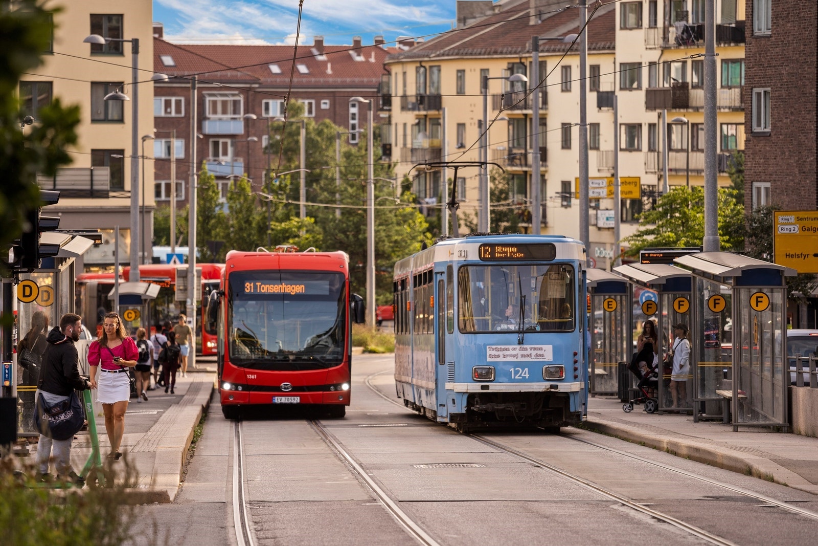 Carl Berners Plass ligger like i nærheten og er et viktig knutepunkt i kollektivtrafikken. Galleribilde