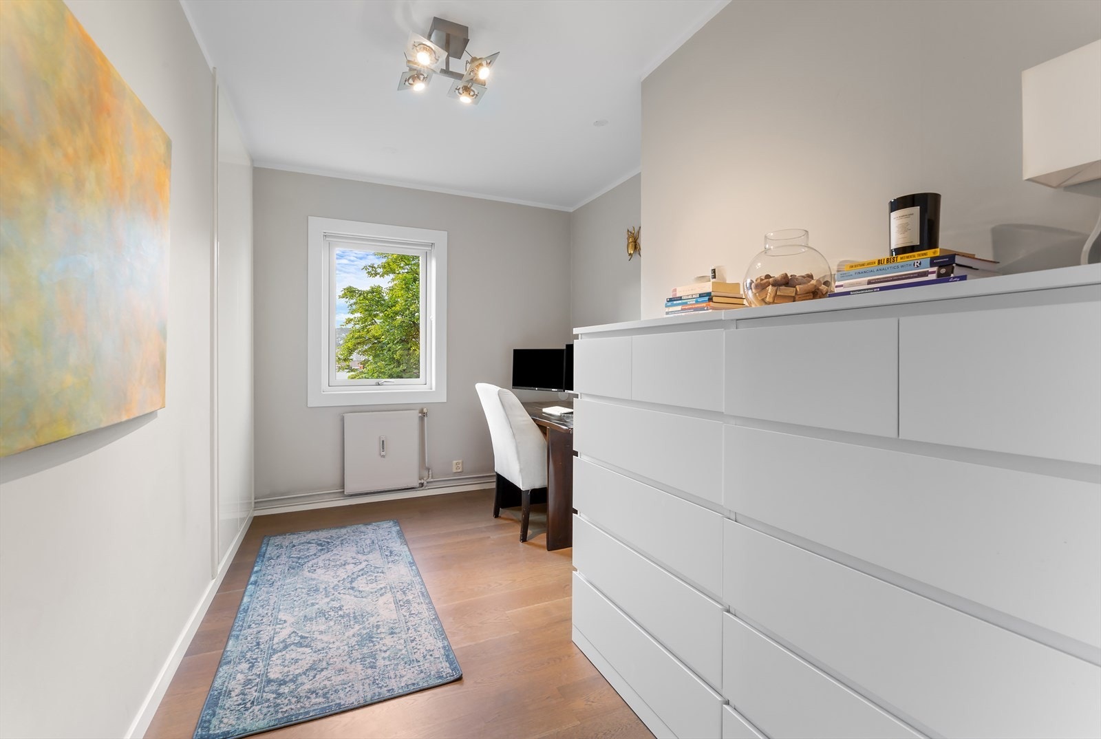 Soverom 2. Brukes i dag som kontor. Enkelt plass til seng dersom man ønsker det. Galleribilde