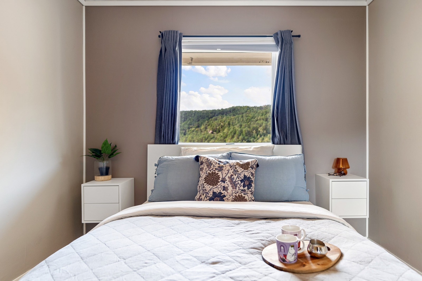 God plass til nattbord på hver side av sengen med flott utsikt! Galleribilde
