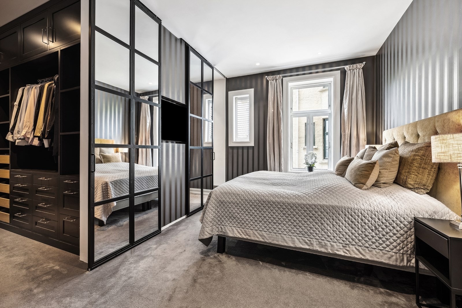 Videre byr leiligheten ett stort soverom. Soverommet er av god størrelse med plass til en dobbeltseng, tilhørende nattbord og annet ønskelig møblement. Galleribilde